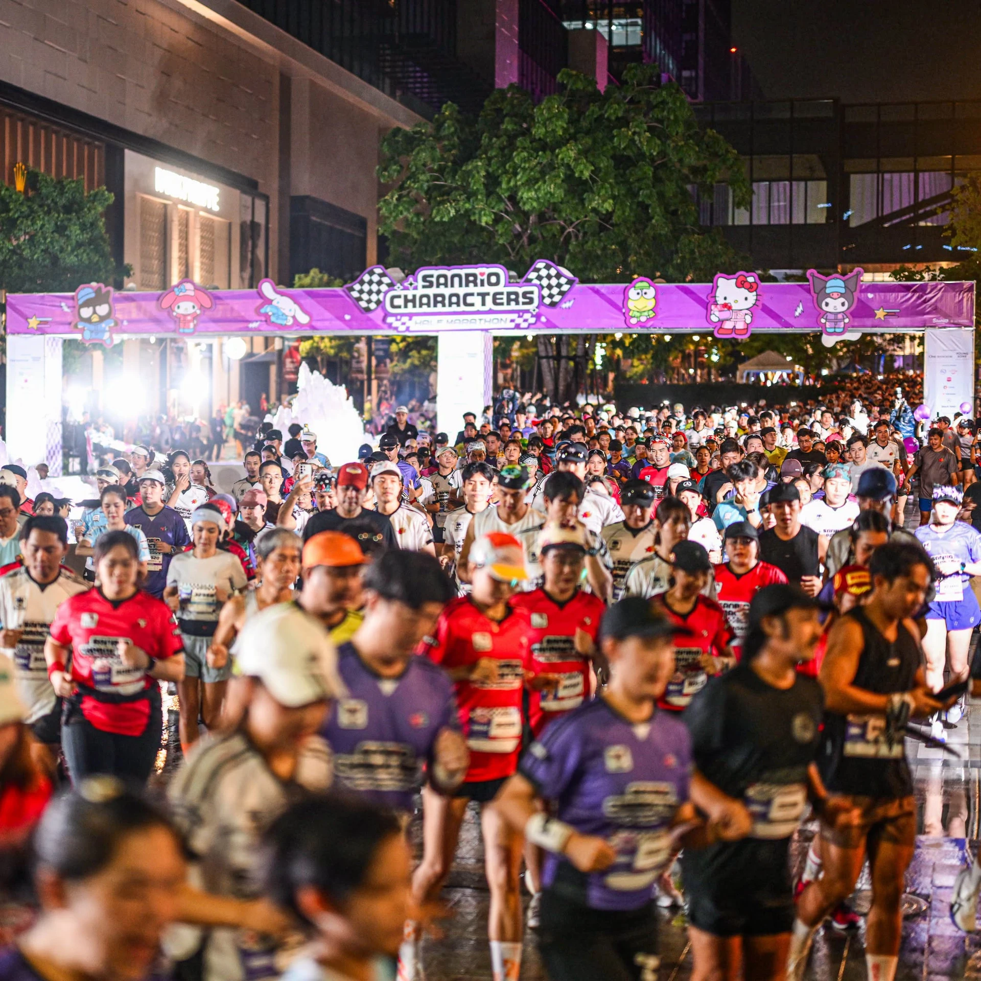 ผู้ร่วมกิจกรรมบริเวณซุ้ม SANRIO CHARACTERS HALF MARATHON ที่ วัน แบงค็อก จากรายงาน One Bangkok คงภาพเต็ม
