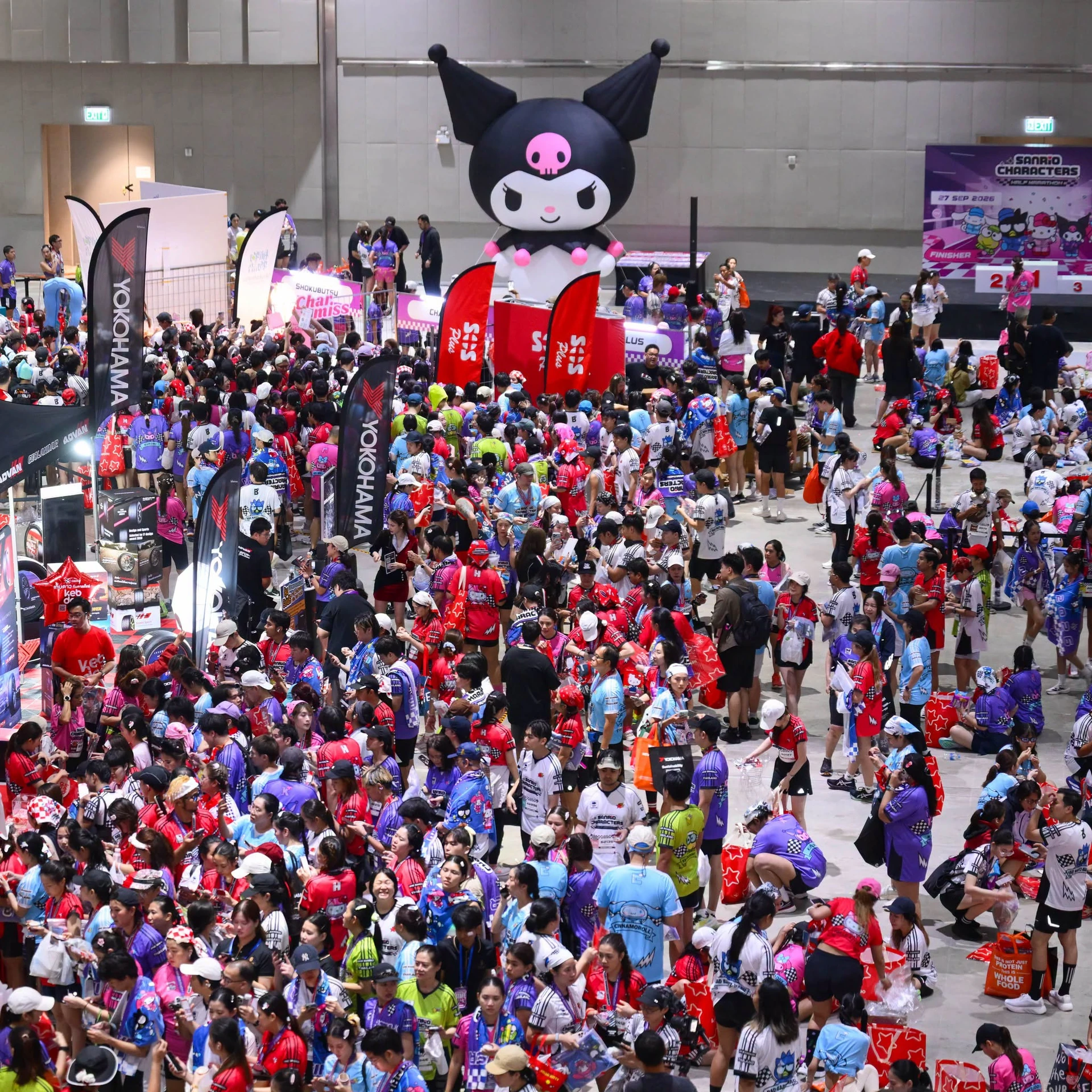 บรรยากาศโซนกิจกรรม SANRIO CHARACTERS HALF MARATHON พร้อมคาแรกเตอร์คุโรมิ จากรายงาน One Bangkok คงภาพเต็ม