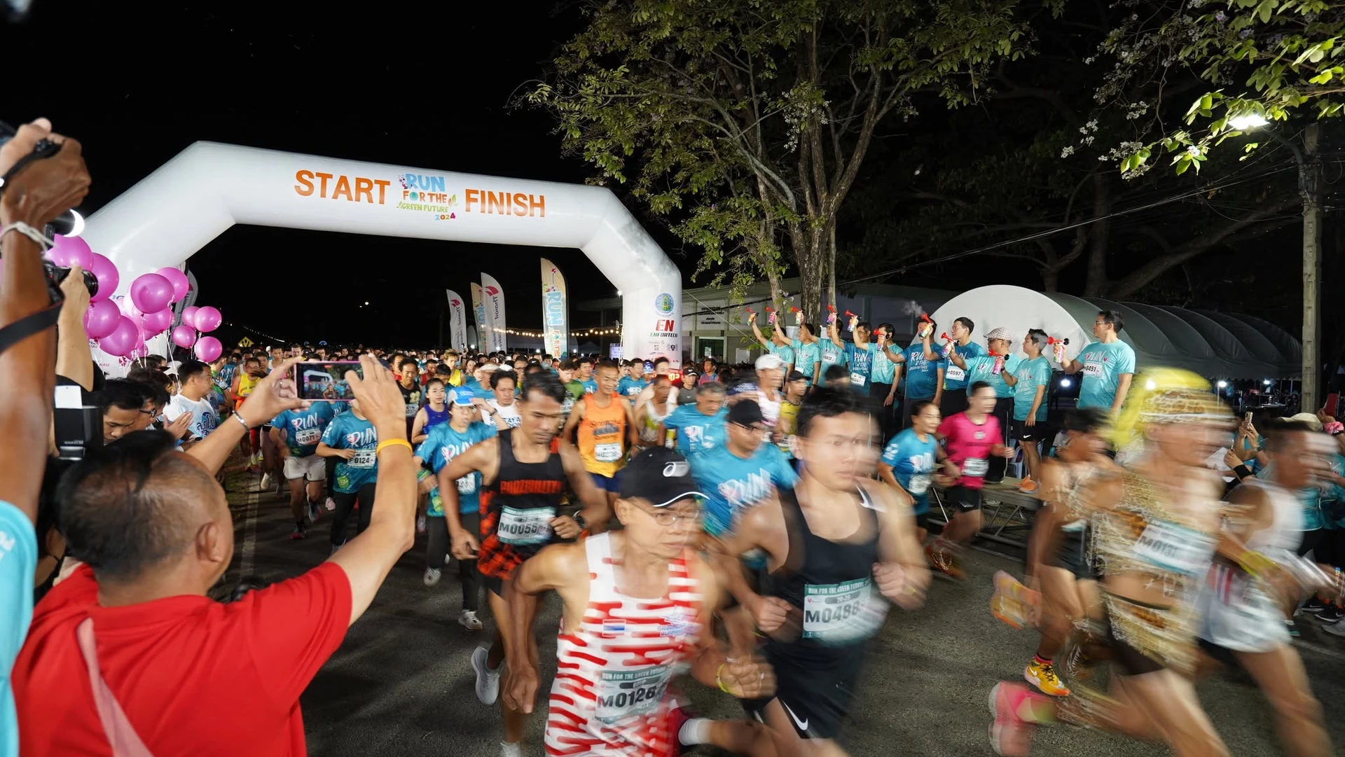 ผู้ร่วมวิ่งผ่านซุ้ม START FINISH ที่มีชื่องาน Run For the Green Future 2024 ในภาพย้อนหลังของเพจผู้จัด คงภาพเต็ม