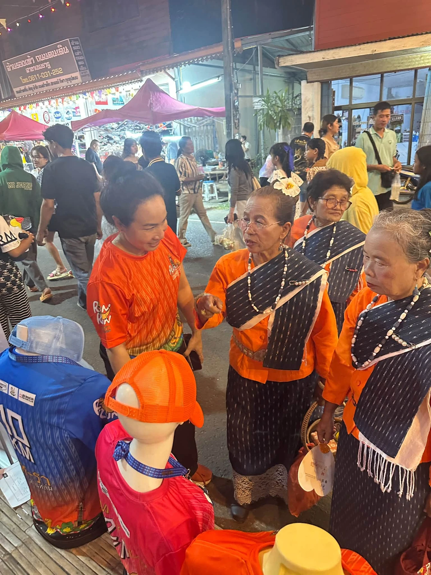 บรรยากาศการสนทนาบริเวณจุดรับสมัครและถนนคนเดินเขมราฐ จากรายงานผู้จัด คงภาพเต็ม