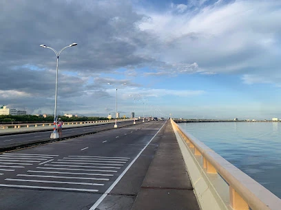 ภาพสะพานชลมารควิถีจาก Google Maps ซึ่งระบุเวลาถ่ายมิถุนายน 2022 (2565) — ภาพสถานที่ย้อนหลัง ไม่ใช่ภาพงานวิ่งคนชนวิ่งควายวันที่ 28 กุมภาพันธ์ 2570 หรือภาพงานรอบก่อน และไม่ยืนยันจุดปล่อยตัวหรือการปิดถนน