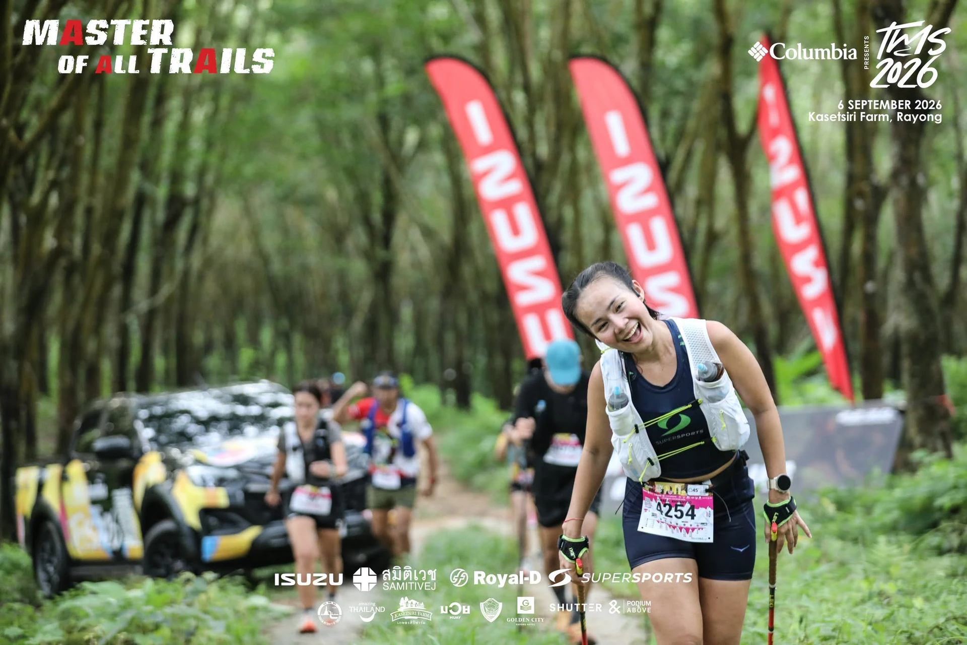 นักวิ่งบนทางดินท่ามกลางต้นไม้และธง จากชุดภาพทางการหลังงาน TMS 2026 สนามเกษตรศิริฟาร์ม ระยอง คงภาพเต็มพร้อมลายน้ำต้นฉบับ