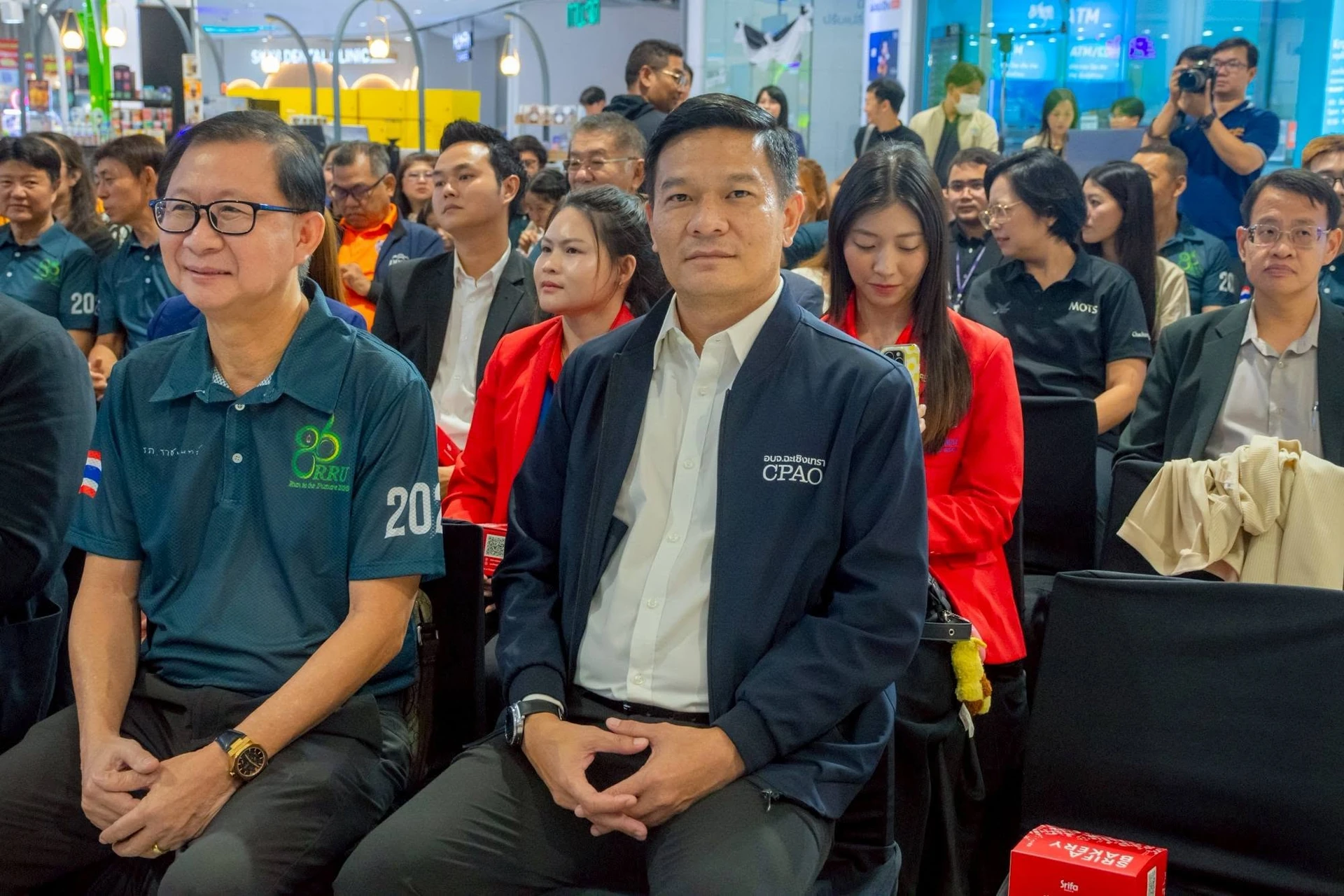กลุ่มผู้เข้าร่วมบริเวณงานแถลงข่าว RRU Run to the Future ครั้งที่ 2 ณ โรบินสันไลฟ์สไตล์ ฉะเชิงเทรา ปี 2569 ไม่ระบุบุคคลจากใบหน้า