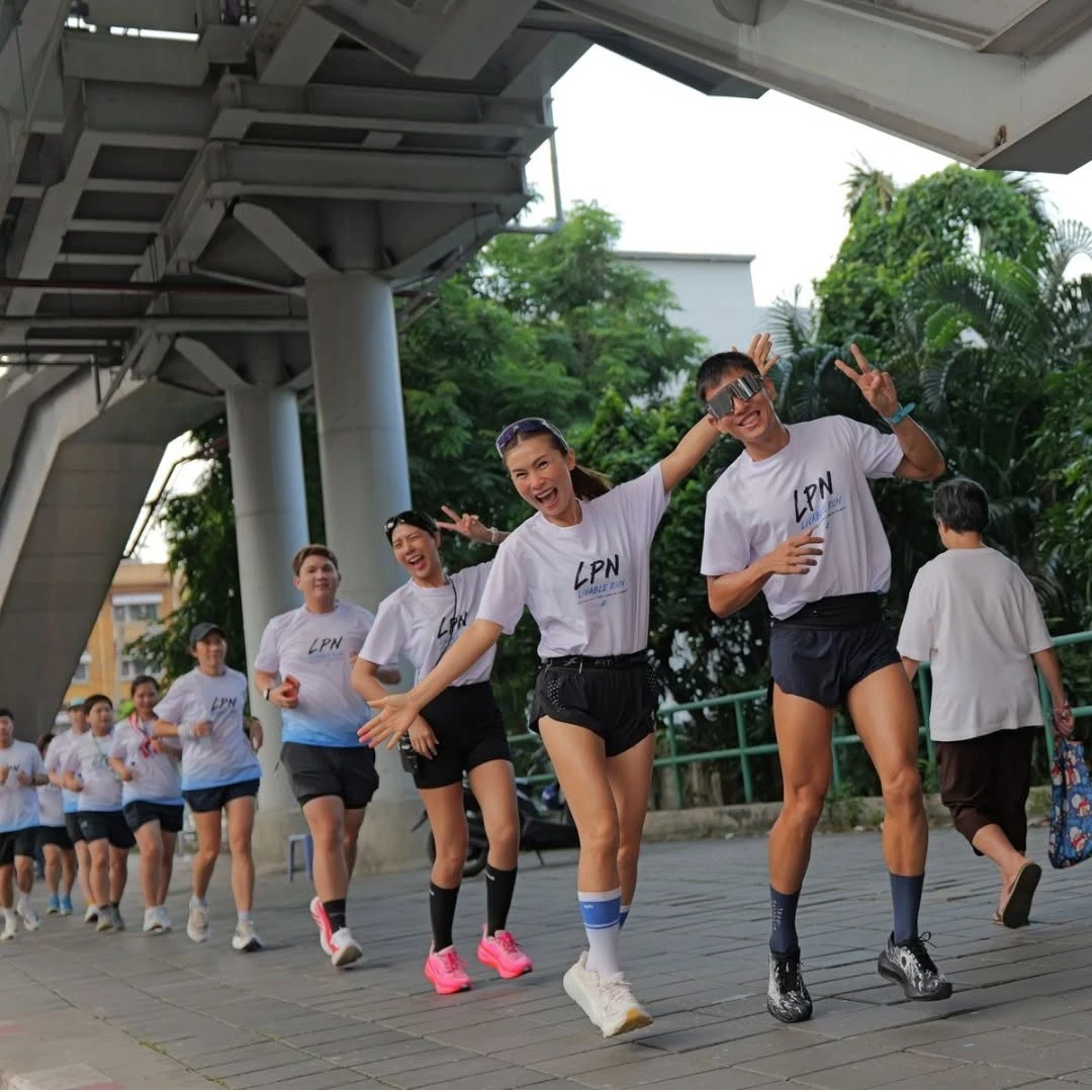 กลุ่มผู้ร่วมกิจกรรมเสื้อ LPN Livable Run บนทางเดิน จากอัลบั้มกิจกรรมครั้งที่ 2 วุฒากาศ–ตลาดพลู คงภาพเต็ม ไม่ระบุวันถ่าย