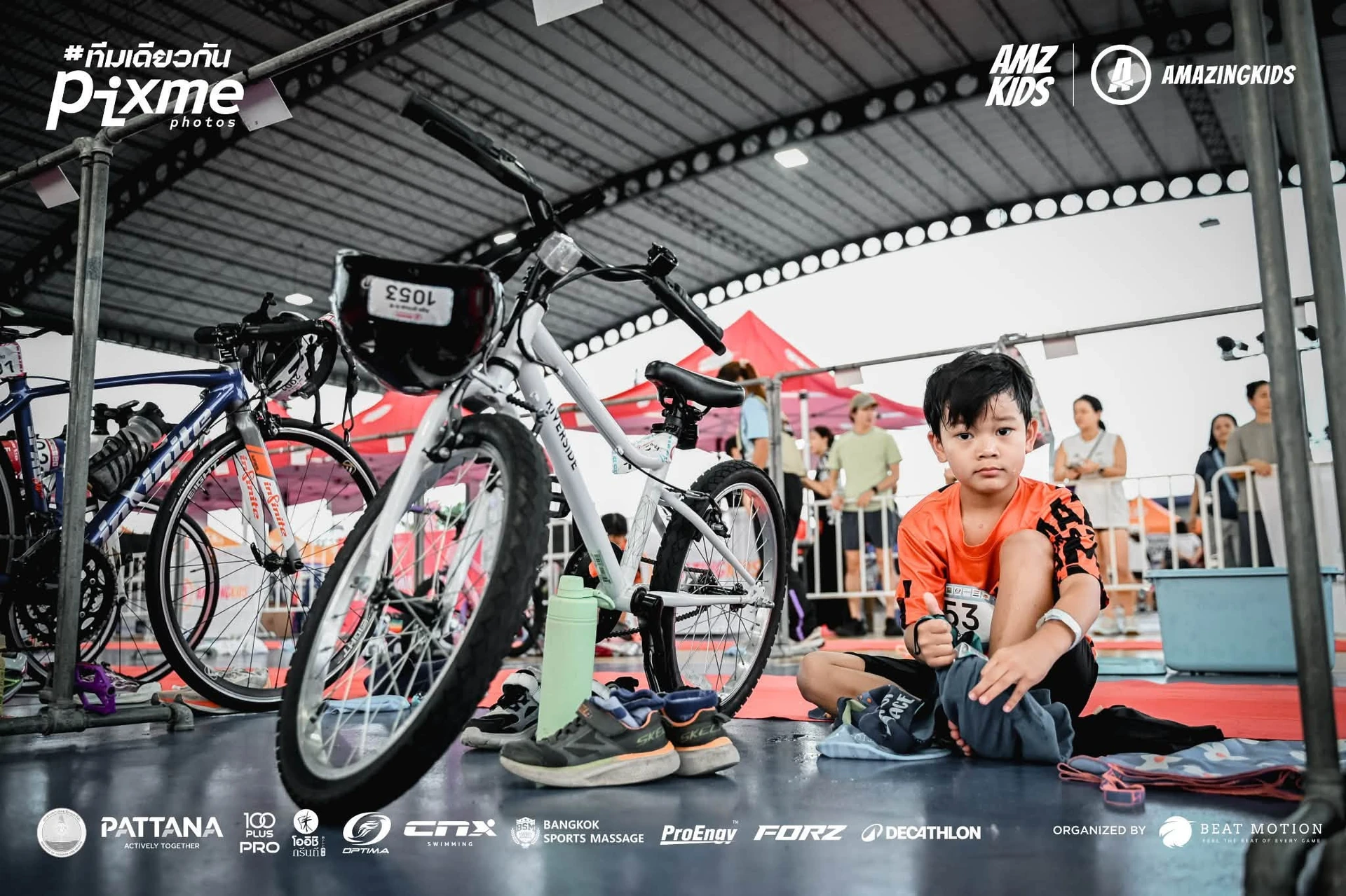ผู้ร่วมกิจกรรมเตรียมอุปกรณ์ข้างจักรยาน จากรายงาน AmazingKids Race 2 ที่พัฒนา สปอร์ต รีสอร์ท คงภาพเต็มและลายน้ำ ไม่ระบุตัวบุคคลหรือผลการแข่งขัน