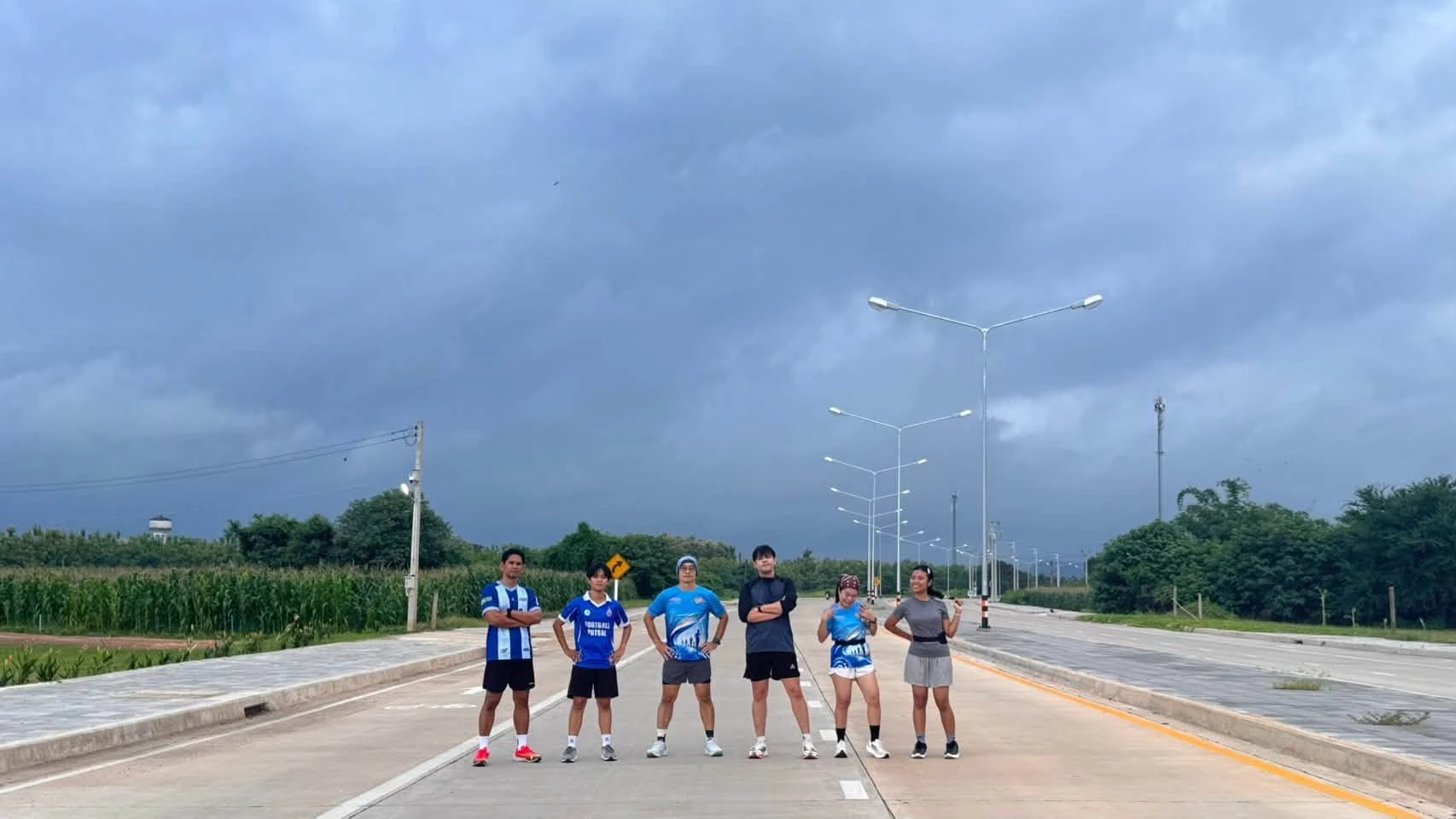 กลุ่มคนในชุดกีฬาถ่ายภาพบนถนน จากอัลบั้มทดสอบเส้นทาง Techno RUN 2026 คงภาพเต็ม ไม่ระบุตัวบุคคลหรือวันถ่าย และไม่ใช่ภาพวันแข่งขัน