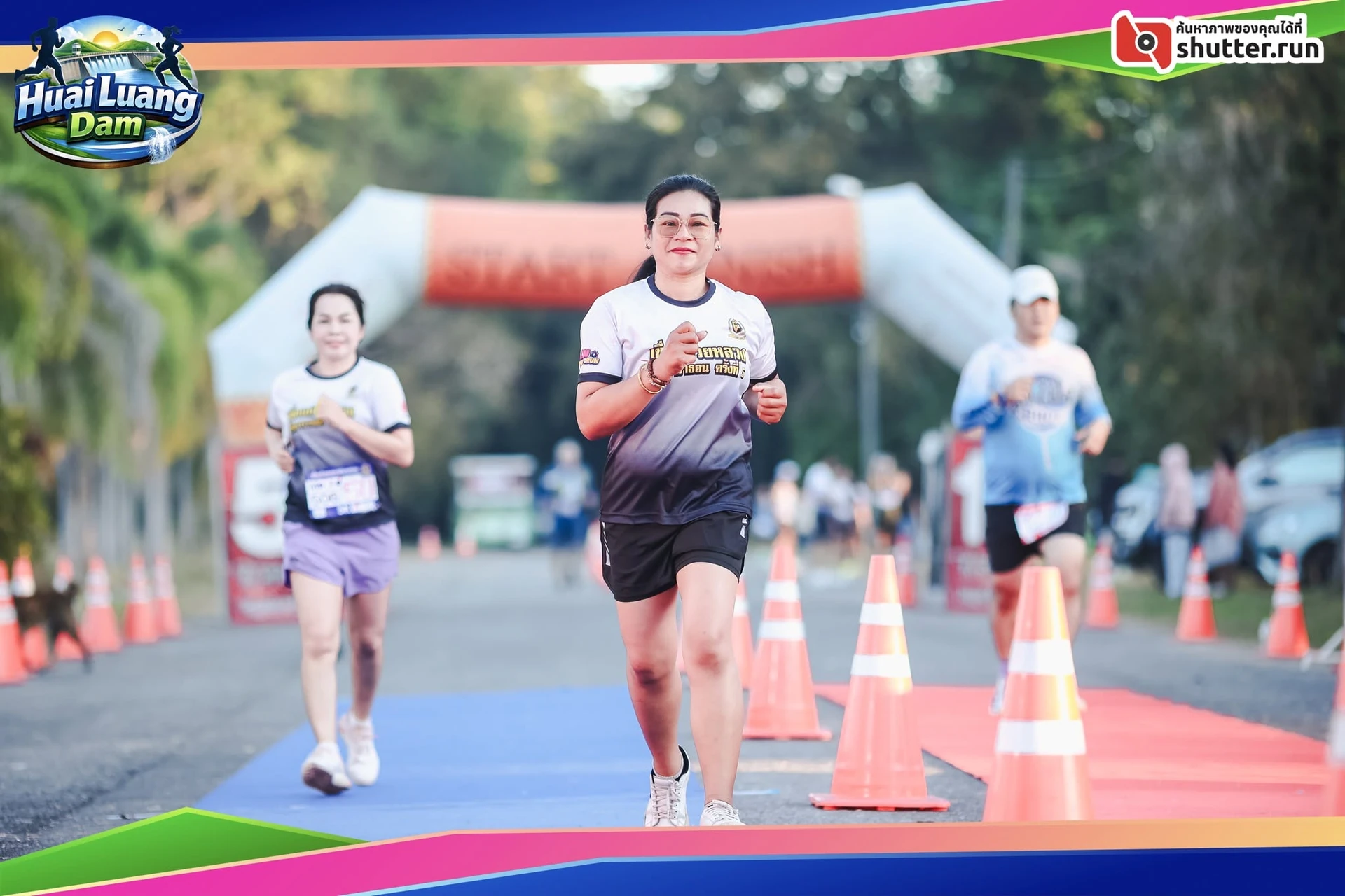 นักวิ่งบริเวณกรวยและซุ้มในชุดภาพ Race day เขื่อนห้วยหลวง มินิมาราธอน ครั้งที่ 5 คงภาพเต็มและลายน้ำ ไม่ใช่ภาพครั้งที่ 6