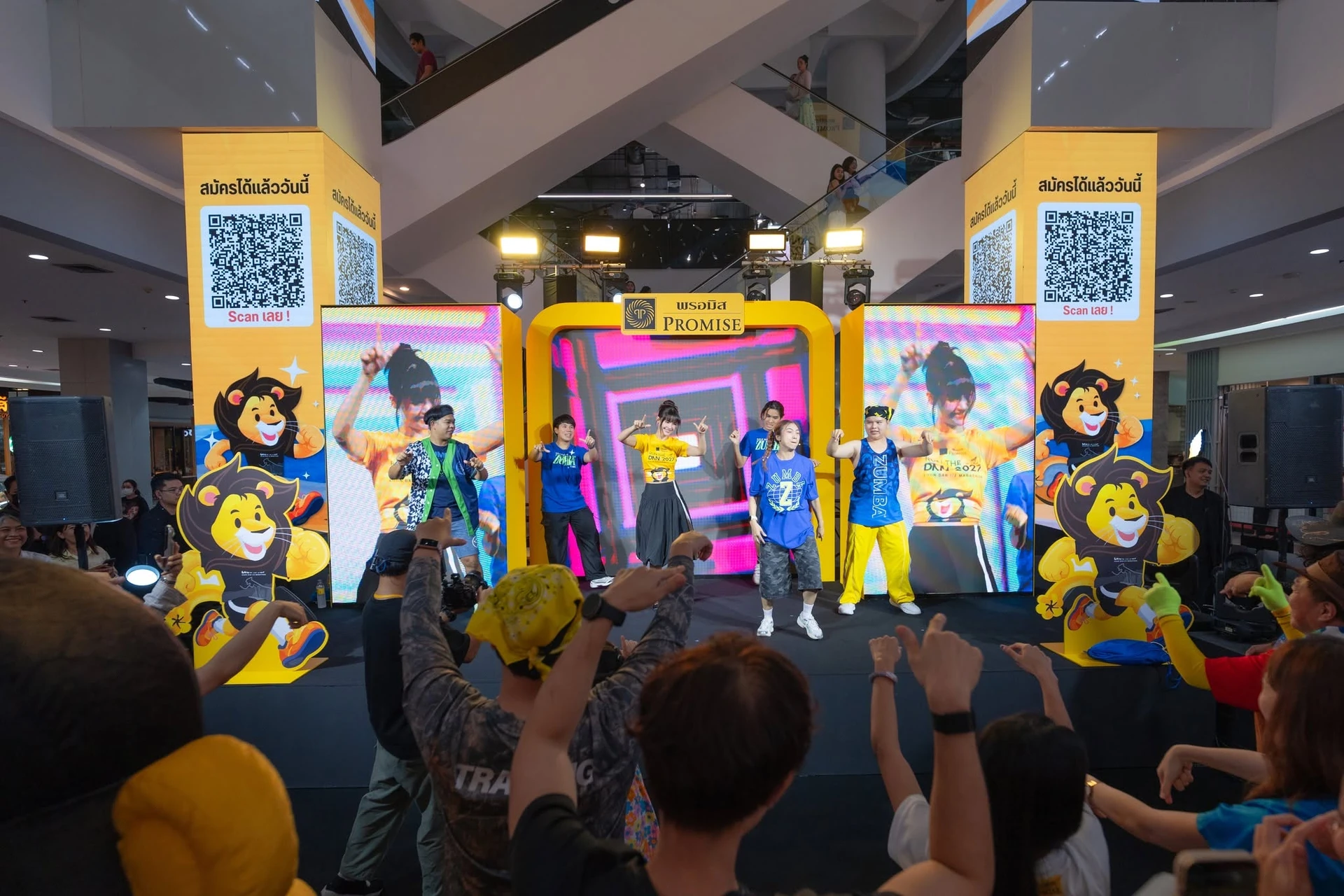 กิจกรรมบนเวทีและผู้ร่วมงานด้านหน้า จากรายงานแถลงข่าว Promise Run The Dam Khun Dan 2027 ของ Checkrace คงภาพเต็ม ไม่ใช่ภาพวันแข่งขัน