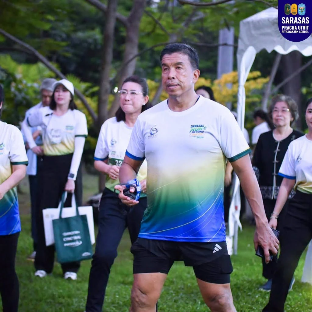 ภาพบรรยากาศผู้ร่วมกิจกรรมจากรายงาน SARASAS RUN 2026 – BEYOND CANCER ของโรงเรียนสารสาสน์ประชาอุทิศพิทยาคาร ซึ่งระบุงานวันที่ 17 ตุลาคม 2569 ณ สวนวชิรเบญจทัศ (สวนรถไฟ) คงภาพและตราแหล่งเผยแพร่ครบตามต้นทาง