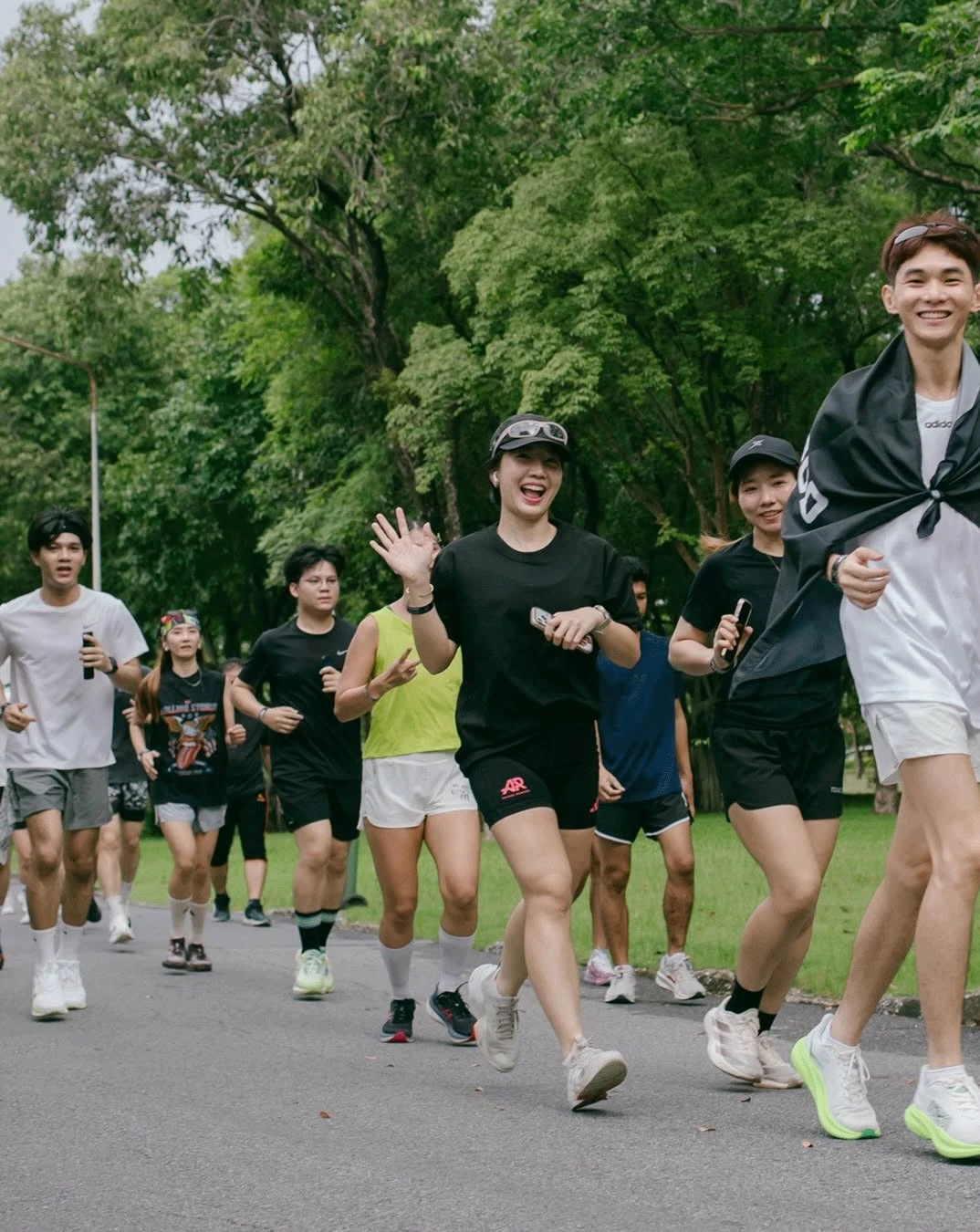 กลุ่มผู้ร่วมกิจกรรมวิ่งบนทางในสวน จากรายงาน BRC Park Run ของ The Music Run - TH คงภาพต้นฉบับเต็ม ไม่ใช่ภาพงานหลักวันที่ 31 ตุลาคม