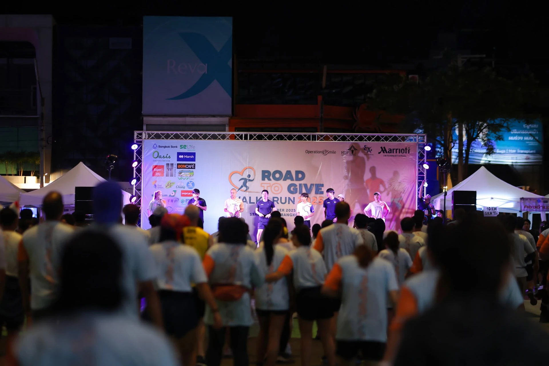 ผู้ร่วมงานอยู่หน้าเวที Road To Give Bangkok 2025
