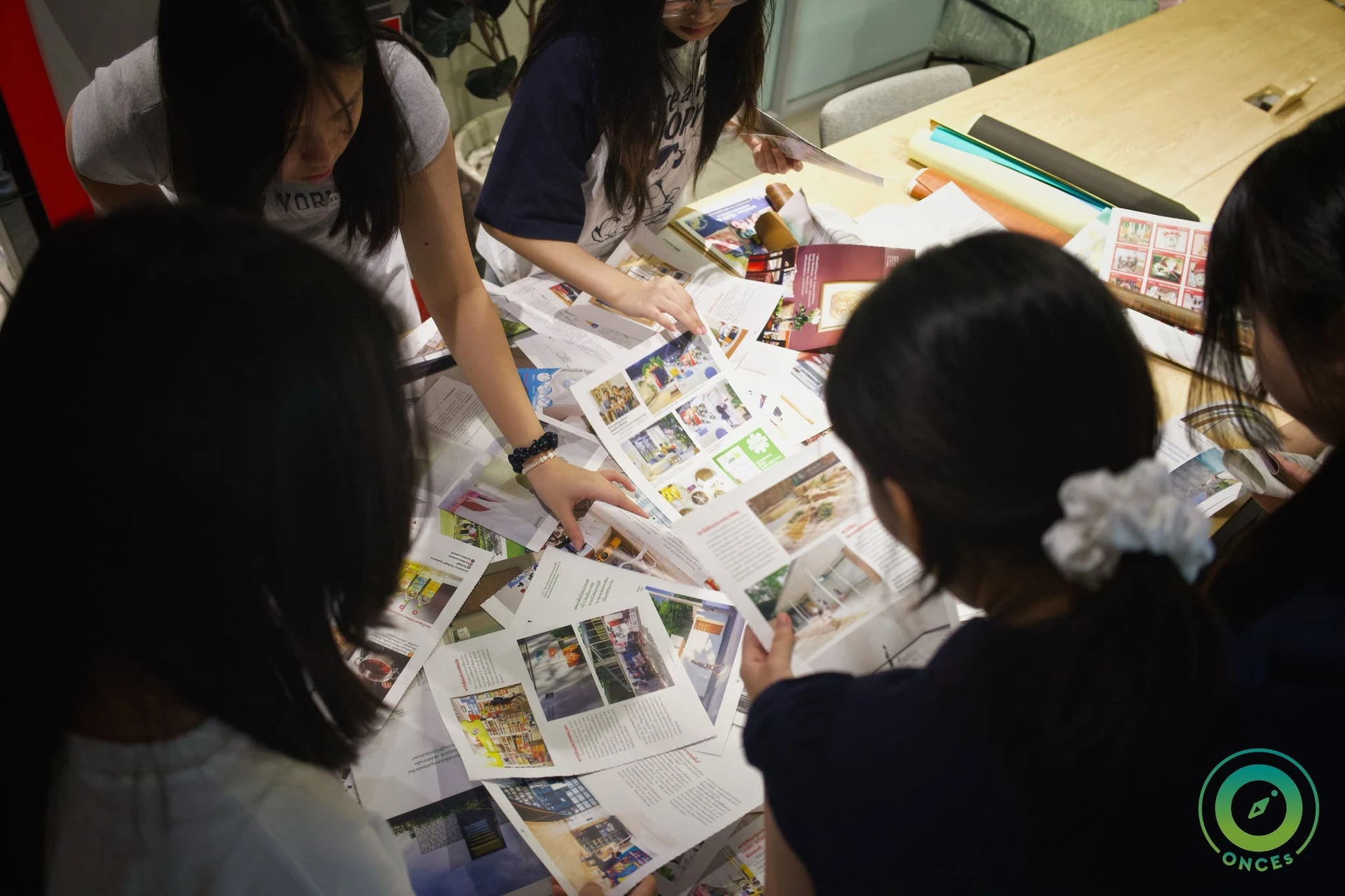 ภาพกิจกรรมร่วมกันบริเวณโต๊ะที่มีภาพและกระดาษ ค่าย Interior Designer Camp SS.6 วันที่ 1 กุมภาพันธ์ 2569