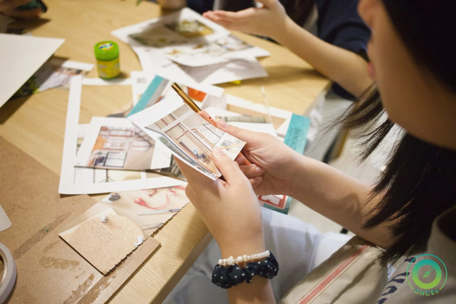 ภาพการใช้กรรไกรตัดภาพสำหรับกิจกรรม ค่าย Interior Designer Camp SS.6 วันที่ 1 กุมภาพันธ์ 2569
