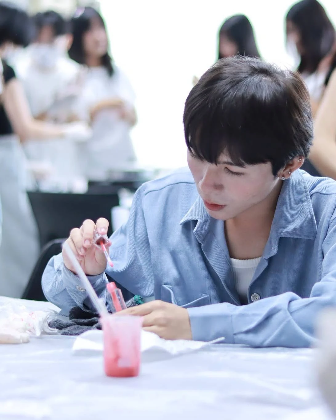 ภาพกิจกรรมใช้หลอดหยดและภาชนะบนโต๊ะ จากโพสต์ Cosmetic Sci Lab ของ ONCEs Thailand ไม่ระบุวันที่ถ่าย