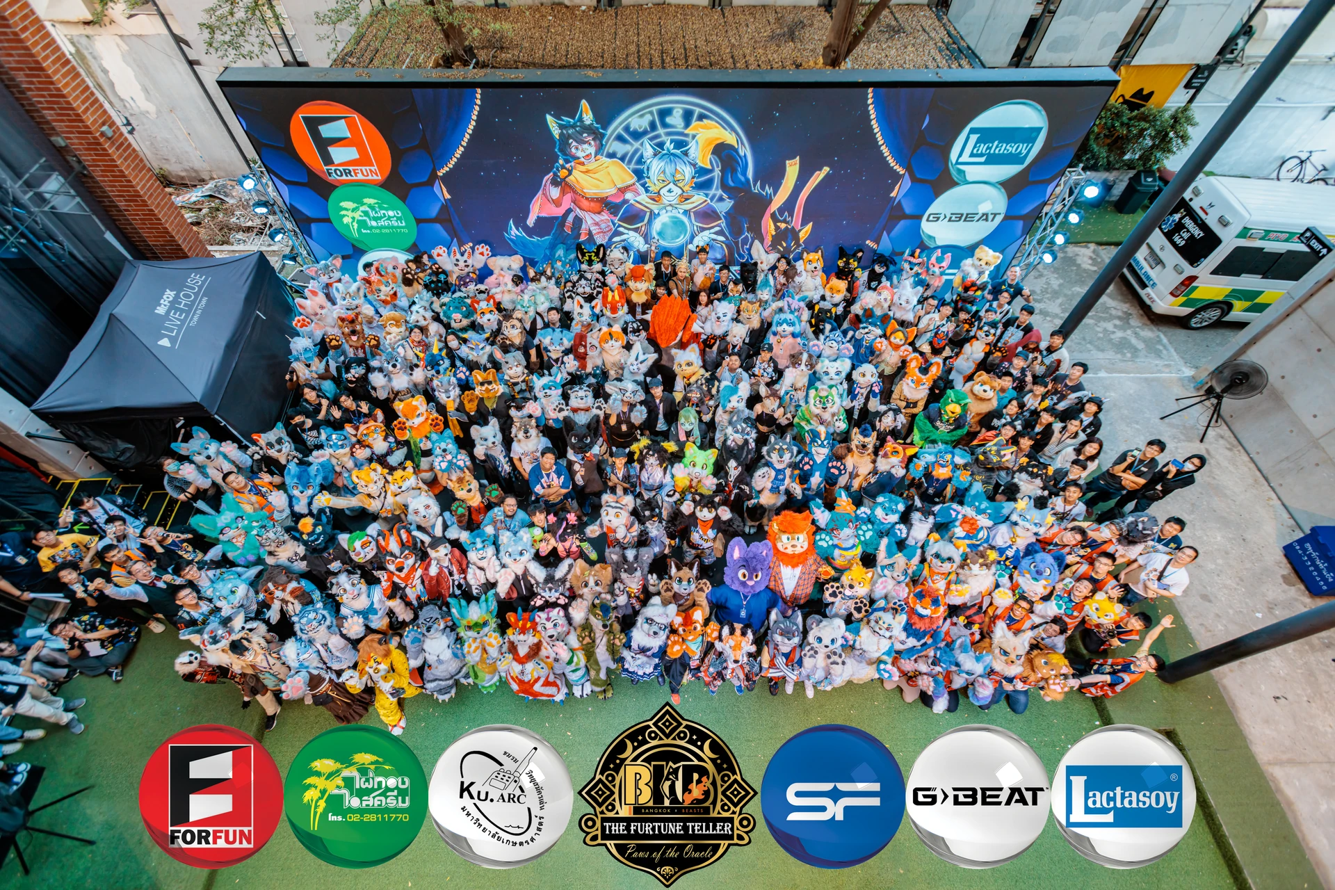 ภาพหมู่ผู้ร่วมงานและผู้สวมชุดตัวละครในคลังภาพ BangkokBeasts ปี 2025 พร้อมฉากงานและตราสนับสนุน