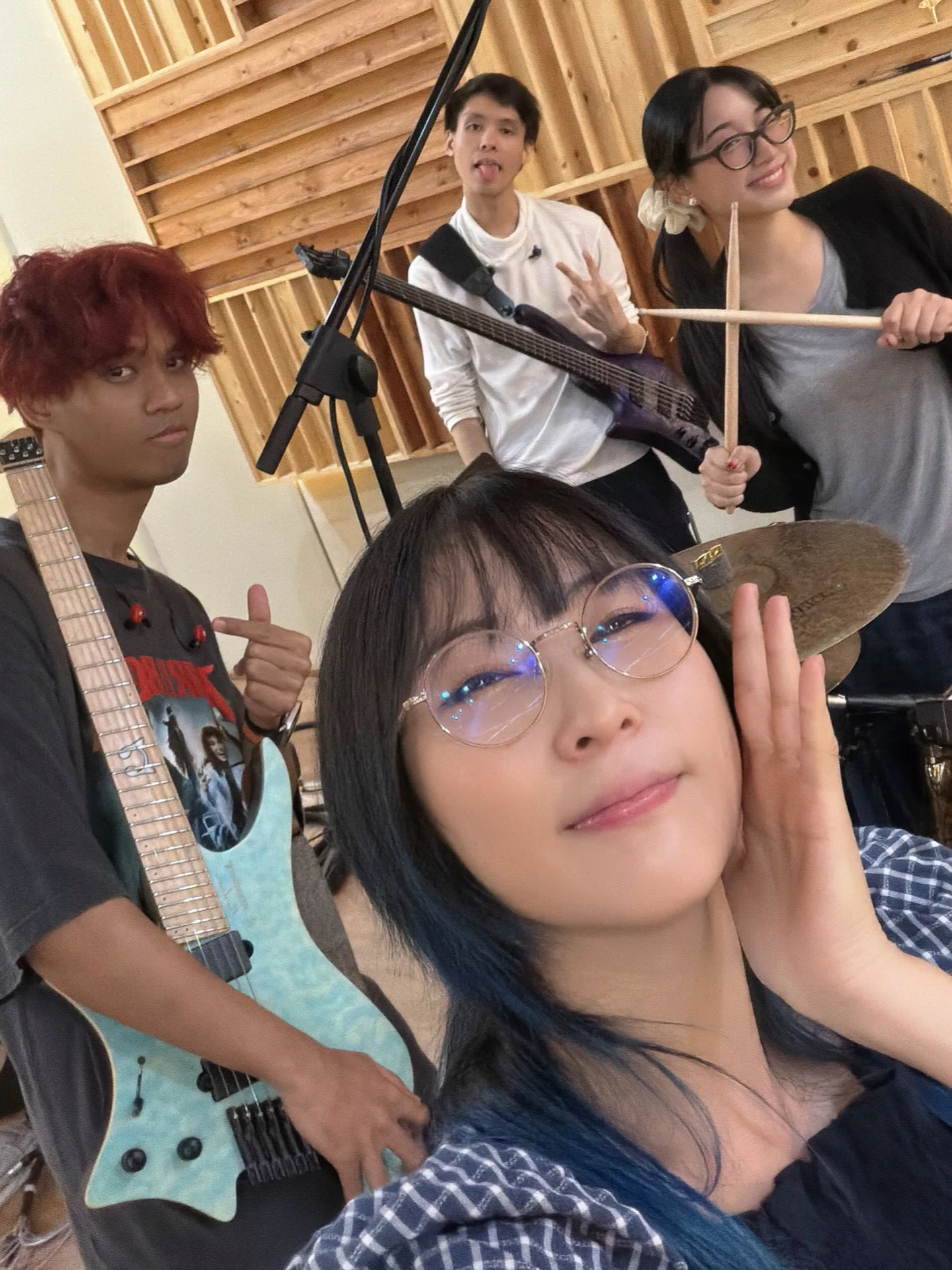 ภาพกลุ่มพร้อมกีตาร์ เบส และอุปกรณ์กลอง จากโพสต์ Pre Production งาน Calling Back ของ MindaRyn ไม่ระบุวันที่ถ่าย