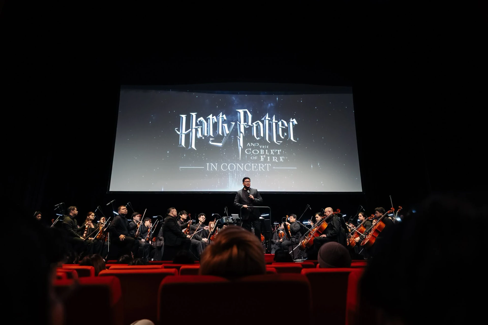 ภาพวงออร์เคสตราบนเวทีใต้จอ Harry Potter and the Goblet of Fire in Concert จาก Film Concerts Philippines ในต่างประเทศ ไม่ระบุวันที่ถ่าย