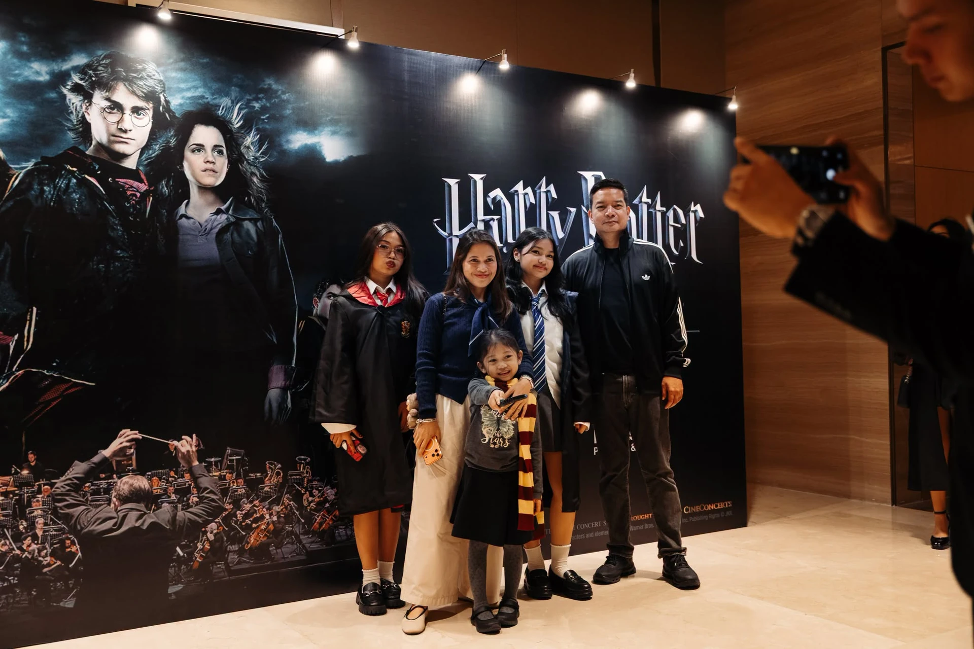 ภาพบรรยากาศบริเวณฉากถ่ายรูป Harry Potter and the Goblet of Fire in Concert จาก Film Concerts Philippines ในต่างประเทศ ไม่ระบุวันที่ถ่าย
