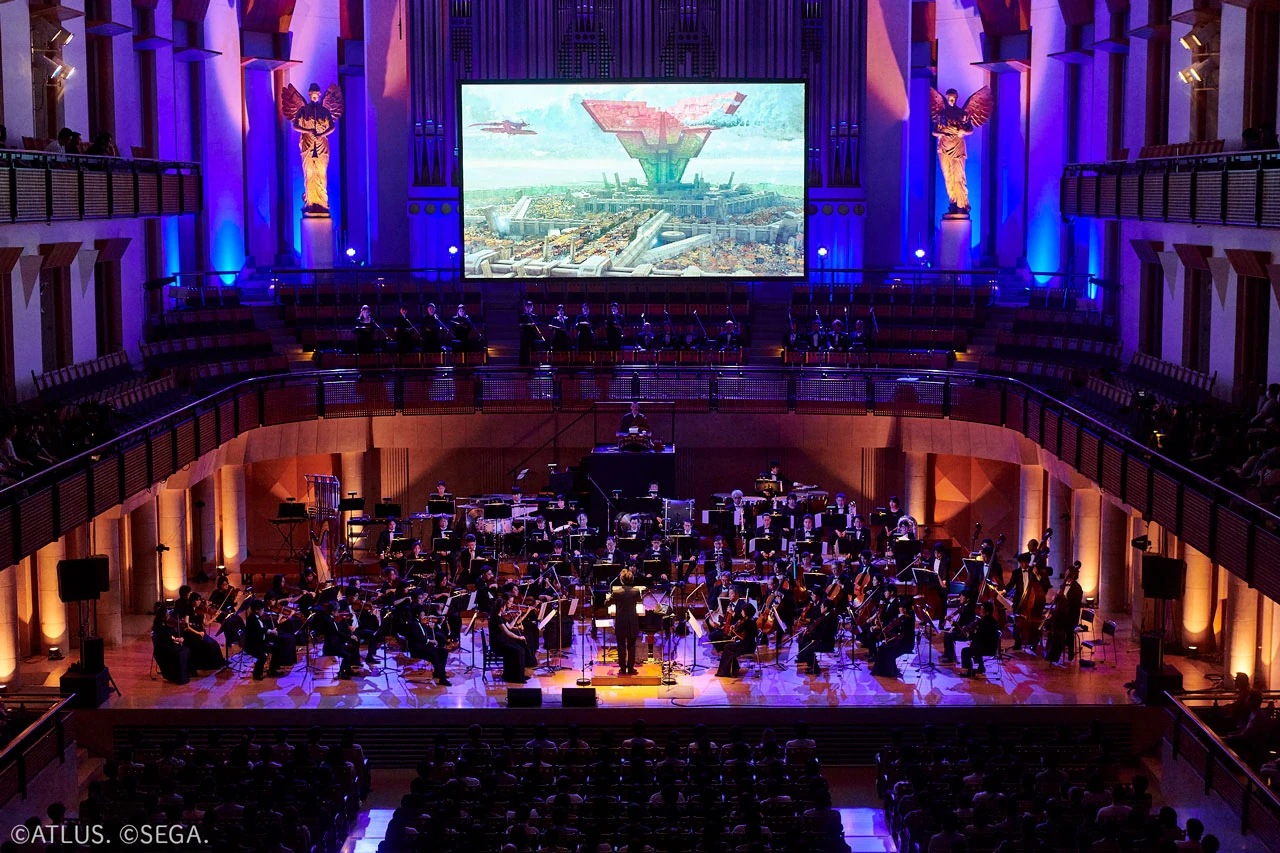 ภาพเวทีออร์เคสตราและจอประกอบโปรแกรม Metaphor: ReFantazio Orchestra Concert จากแกลเลอรีทางการ ไม่ระบุวันที่ถ่ายและสถานที่