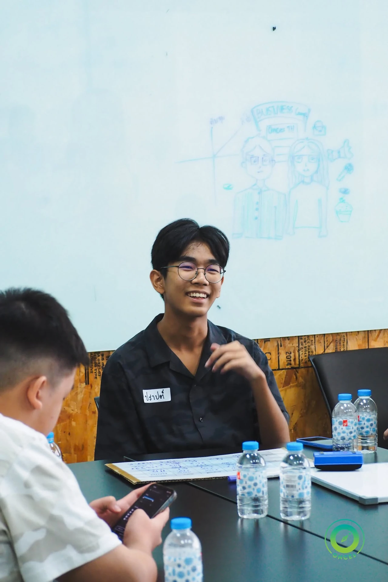 ภาพบรรยากาศกลุ่มที่โต๊ะและกระดานกิจกรรม ค่าย Business Camp วันที่ 8 มิถุนายน 2568 จาก ONCEs Thailand เป็นภาพค่ายรุ่นก่อน