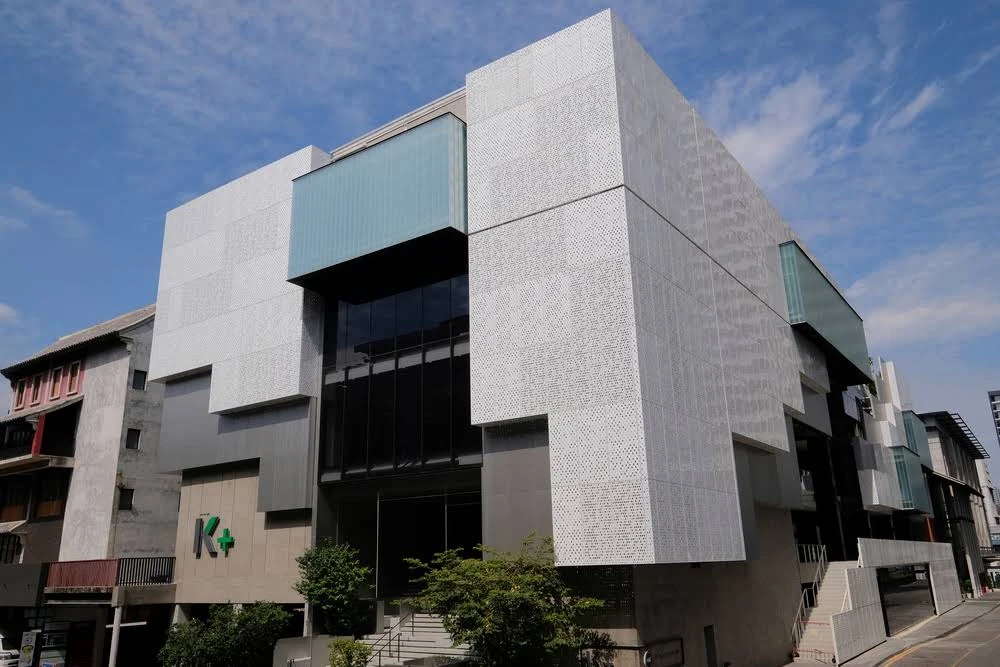 ภาพภายนอกอาคาร K+ สามย่าน ถ่ายเดือนมกราคม 2565 ตามข้อมูลภาพ Google Maps — ภาพสถานที่ย้อนหลัง ไม่ใช่ภาพ Data + AI Day วันที่ 31 ตุลาคม 2569 หรือภาพงานรอบปี 2568 และไม่ใช้ยืนยันห้องจัดงานหรือสภาพอาคารปัจจุบัน