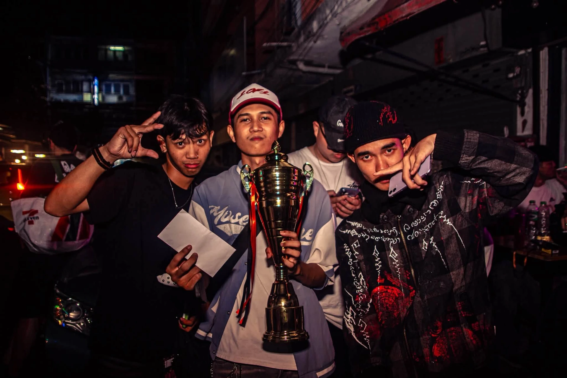 ภาพกลุ่มพร้อมถ้วยจากกิจกรรม Klongtoeycompton Vol 2 ที่ GOJA เป็นภาพรุ่นก่อน ไม่ระบุวันที่ถ่าย