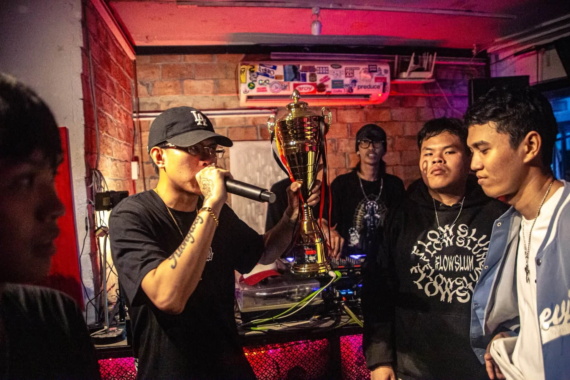 ภาพบรรยากาศการใช้ไมโครโฟนร่วมกับผู้ร่วมกิจกรรม Klongtoeycompton Vol 2 ที่ GOJA เป็นภาพรุ่นก่อน ไม่ระบุวันที่ถ่าย