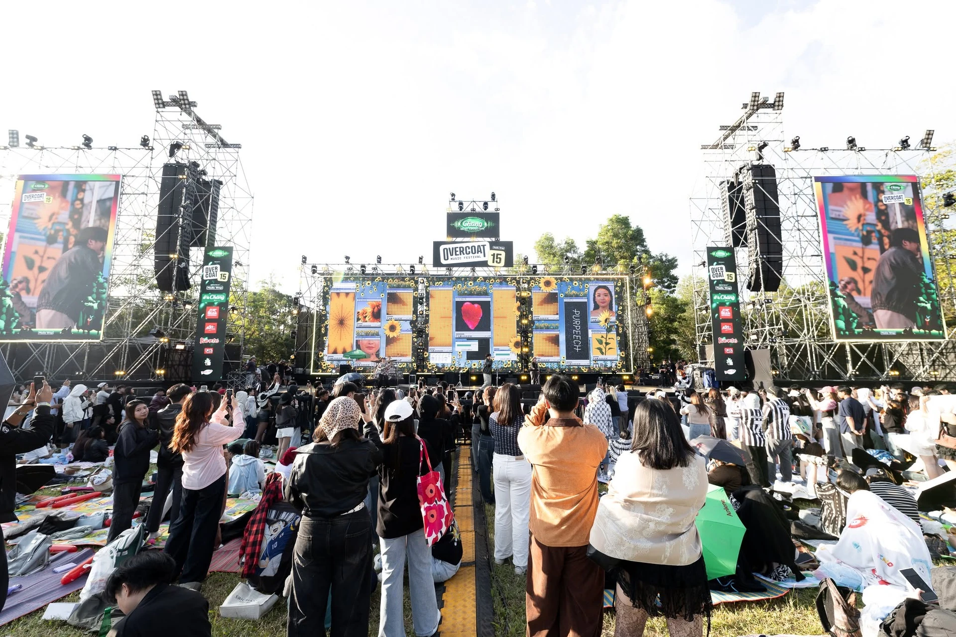 ภาพเวทีและผู้ชมกลางแจ้ง Overcoat Music Festival 2025 ครั้งที่ 15 เขาค้อ เป็นภาพงานปีก่อน