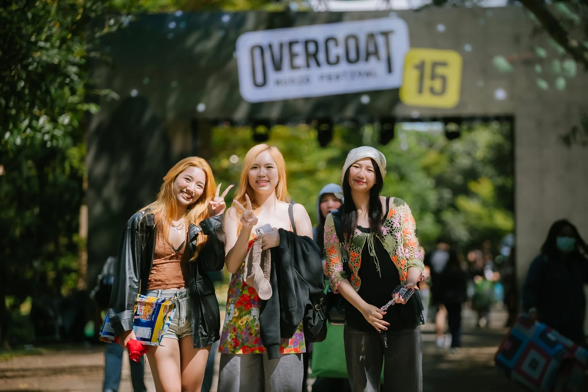 ภาพบรรยากาศบริเวณทางเข้าพร้อมป้าย Overcoat 15 เขาค้อ ปี 2025 เป็นภาพงานปีก่อน