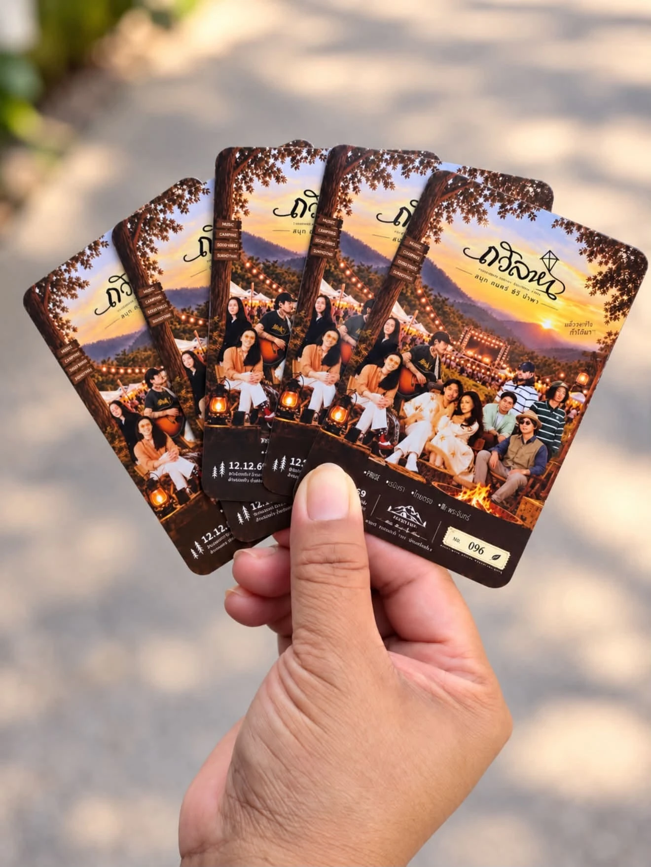 มือถือบัตรงานถวิลหาหลายใบโดยมีพื้นหลังถนนพร่ามัว