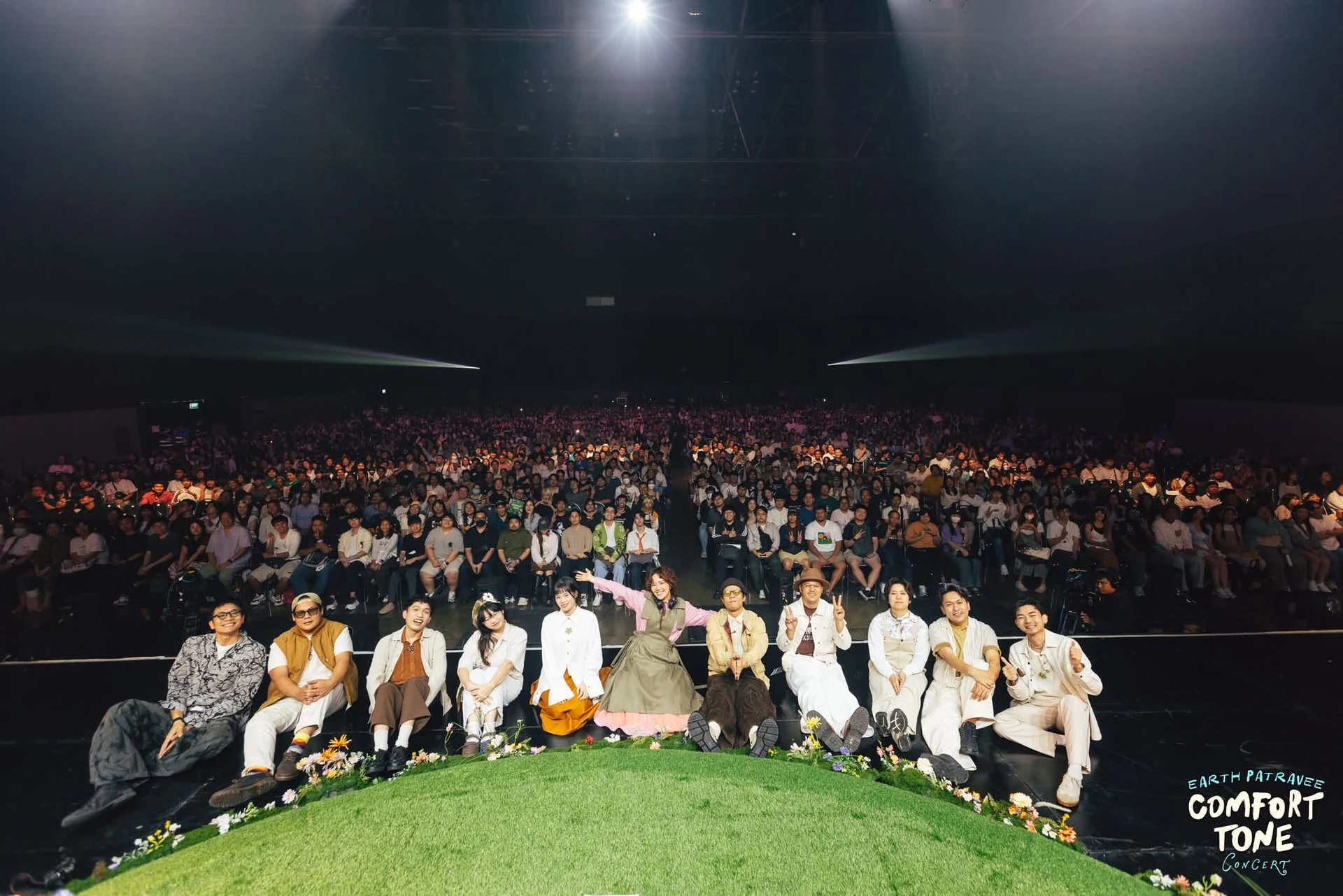 ภาพหมู่บริเวณหน้าเวทีและผู้ชมในห้องแสดงคอนเสิร์ต Earth Patravee Comfort Tone
