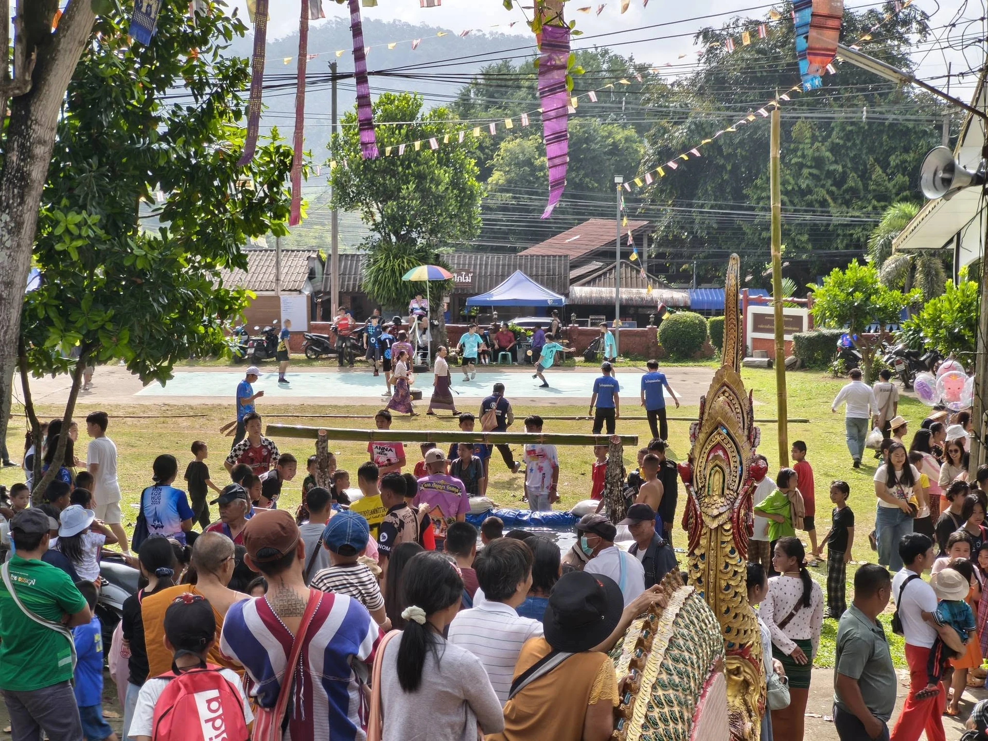 ภาพบรรยากาศกิจกรรมในลานวัดโพธาราม ขุนยวม งานตานก๋วยสลากภัต ปี 2569