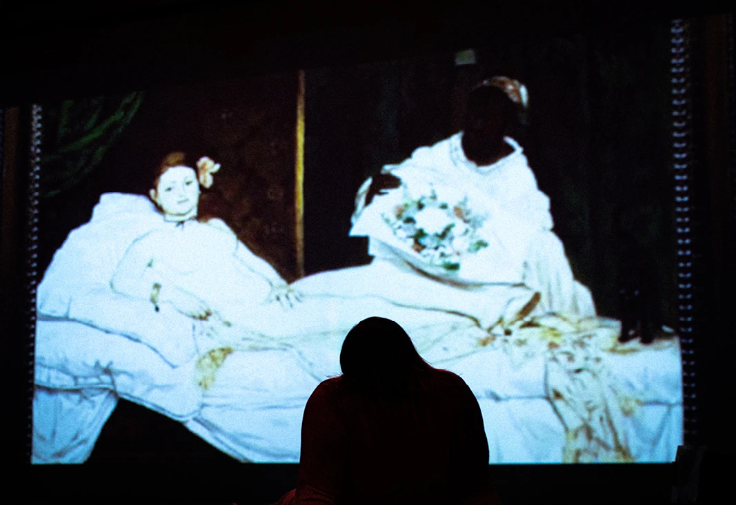 ภาพเวทีและภาพฉายระหว่างละคร ขออย่าให้…เธอกล่าว from The Manifestations of the No-Country ปี 2569