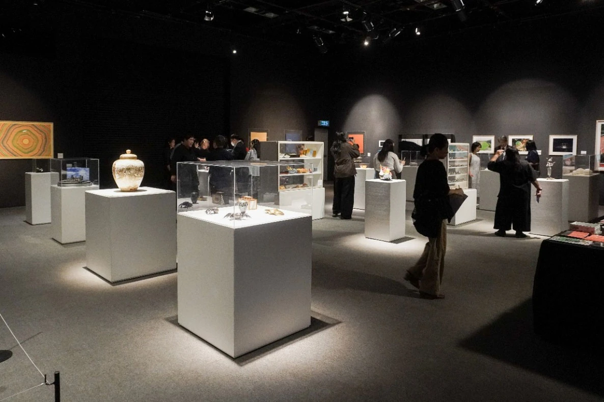 บรรยากาศห้องจัดแสดงในงานเปิด The Superlative Artistry of Japan ที่ TCDC เชียงใหม่