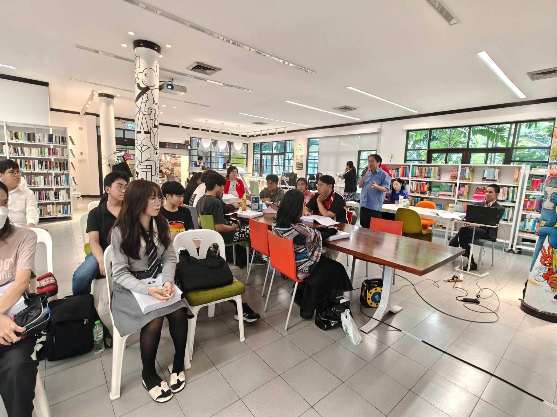 บรรยากาศการอบรมผู้ตัดสินหมากรุก NA ในห้องสมุดสถาบันเกอเธ่