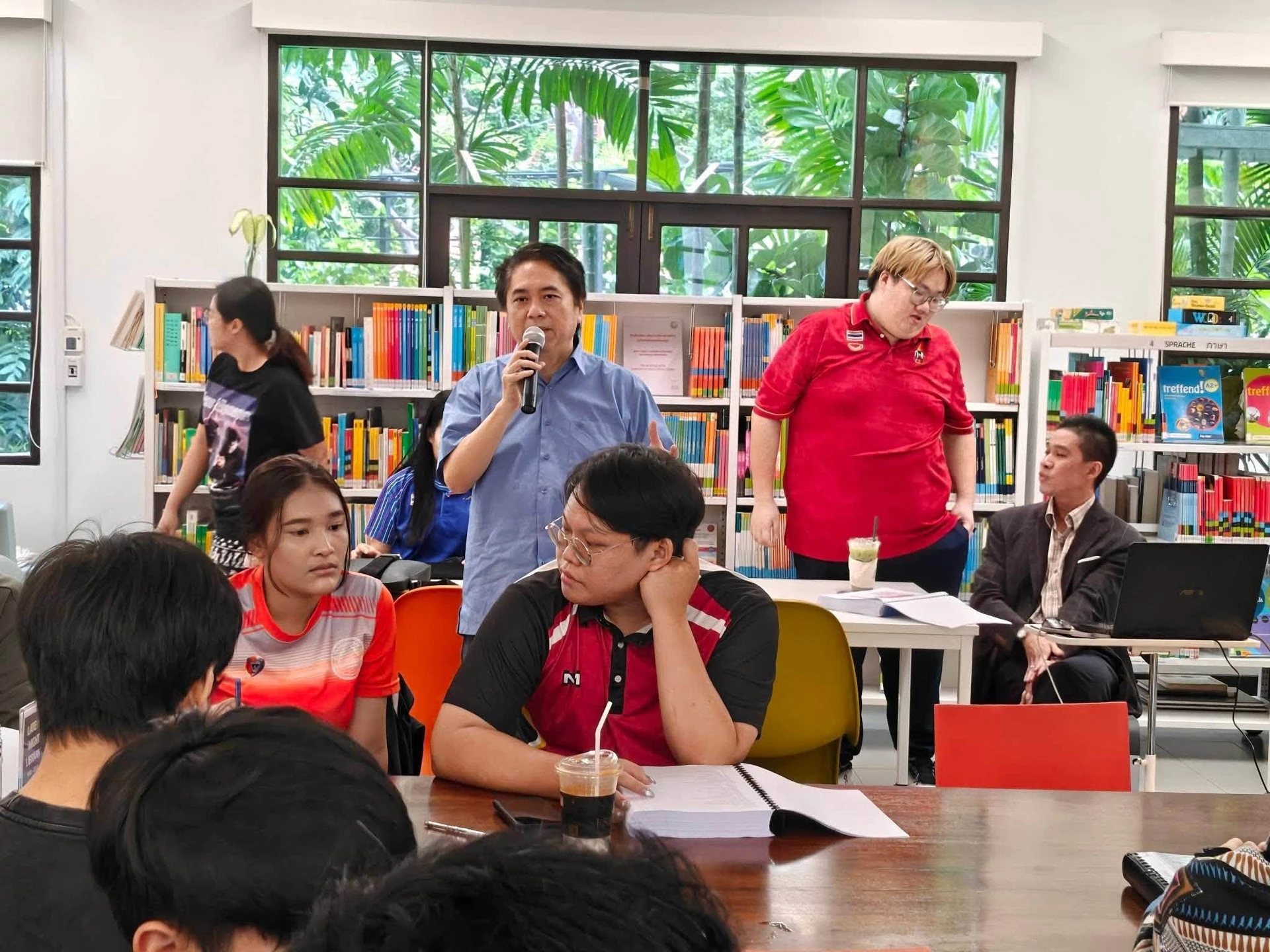 การบรรยายในการอบรมผู้ตัดสินหมากรุก NA ที่ห้องสมุดสถาบันเกอเธ่