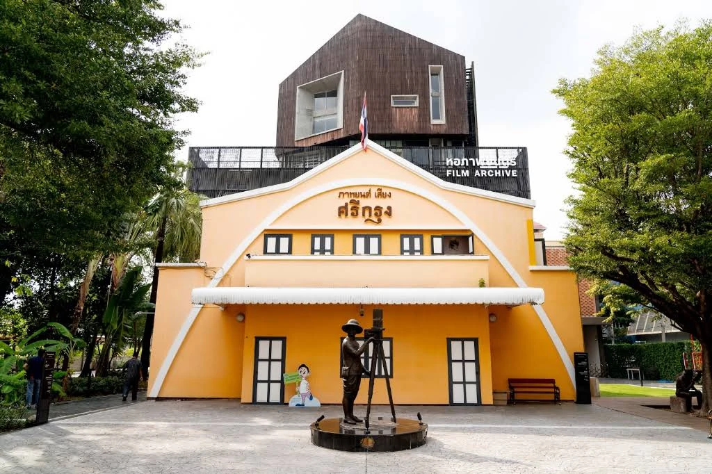 ภาพบริเวณภายนอกหอภาพยนตร์ ศาลายา ข้อมูลภาพ Google Maps ระบุถ่ายเดือนเมษายน 2566 — ภาพสถานที่ย้อนหลัง ไม่ใช่ภาพรอบฉาย Tandem / Langue Étrangère วันที่ 2 หรือ 21 ตุลาคม 2569 หรือภาพภายในโรงช้างแดง และไม่ใช้ยืนยันสภาพสถานที่ปัจจุบัน