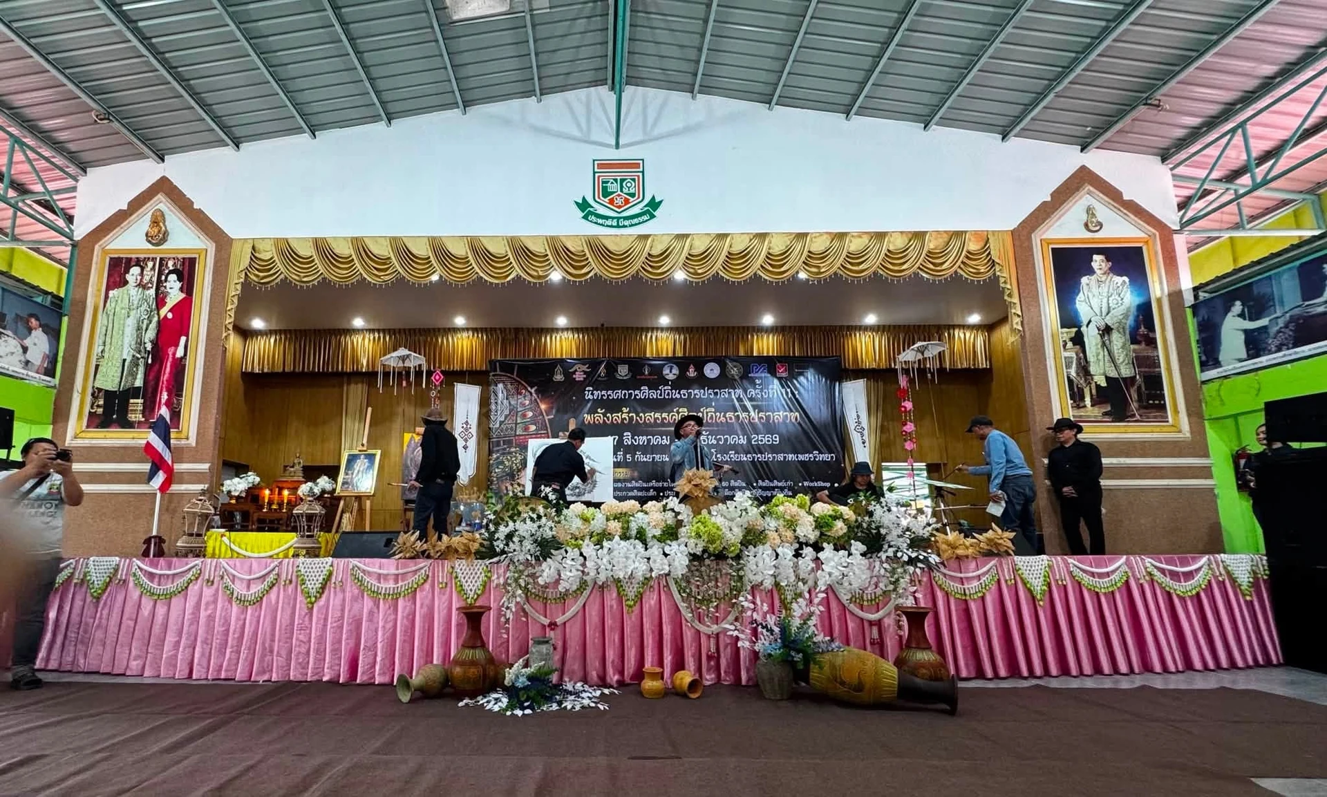 ภาพมุมกว้างเวทีพิธีเปิดศิลป์ถิ่นธารปราสาท ครั้งที่ 11