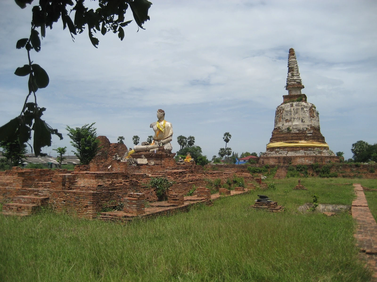 วัดช้าง (ร้าง) หันตรา มุมมองจากด้านตะวันออก ตามคำบรรยาย Ayutthaya Historical Research — ไม่ระบุวันหรือปีถ่าย เป็นภาพสถานที่ตามประกาศเดิม ไม่ใช่ภาพลานจัดงานหรือ AYUTTHAYA WORLD HERITAGE & SKY FESTIVAL วันที่ 25–27 กันยายน 2569 ไม่ใช้ยืนยันว่างานจัดขึ้นจริง สถานะจัดหรือยกเลิก หรือสภาพปัจจุบัน