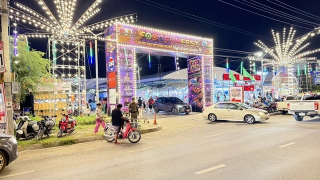 ซุ้มทางเข้าและไฟประดับ FOOD FUN FEST ไทรน้อย ครั้งที่ 1 ปี 2569