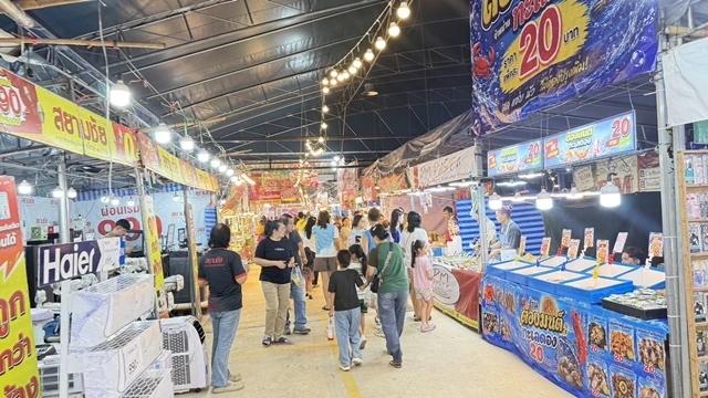 ร้านอาหารและทางเดินภายในงาน FOOD FUN FEST ไทรน้อย ครั้งที่ 1 ปี 2569