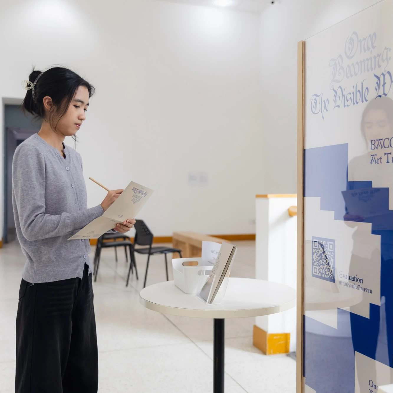 ภาพการใช้แผ่นกิจกรรม ONCE Becoming: The Visible Within บริเวณป้าย Art Trail