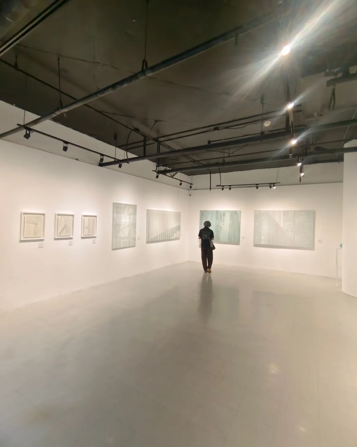 ผนังและพื้นที่จัดแสดงผลงานภายในนิทรรศการ Take a Glance