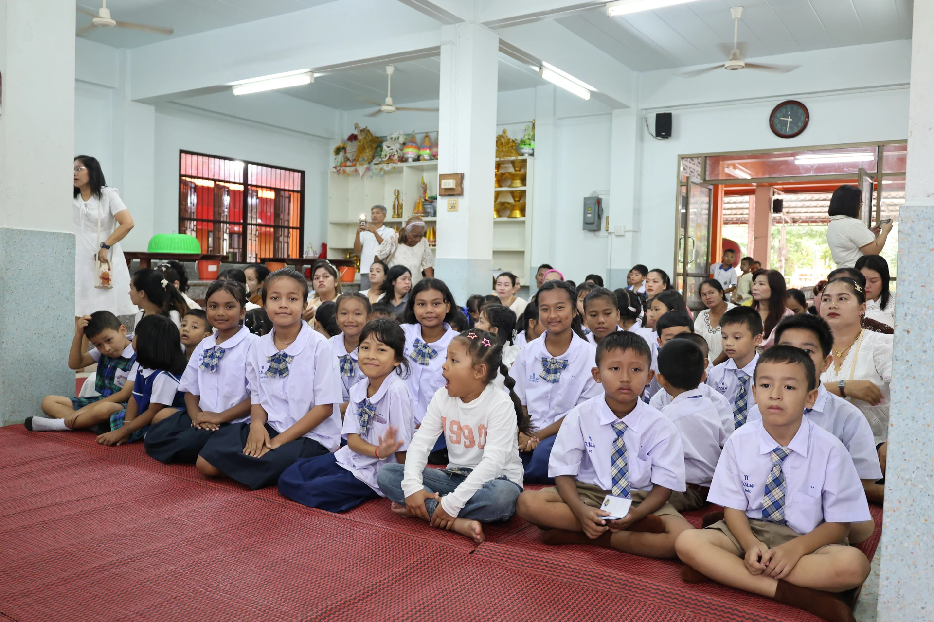 บรรยากาศพื้นที่นั่งภายในศาลาวัดอุปนันทารามในรายงานกิจกรรมวันธรรมสวนะครั้งที่ 1