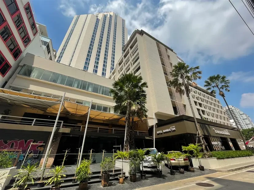 ภาพภายนอกโรงแรม Manhattan สุขุมวิทซอย 15 จากเว็บไซต์ผู้จัด Bangkok Cuesports Festival ไม่ระบุปีถ่าย — ภาพอาคารสถานที่โดยทั่วไป ไม่ใช่ภาพภายใน S1 Pool Hall & Sports Bar ชั้น 2 หรือการแข่งขัน Universal Bangkok Open วันที่ 17–21 พฤศจิกายน 2569 และไม่ใช้ยืนยันผังงานหรือสภาพพื้นที่ปัจจุบัน