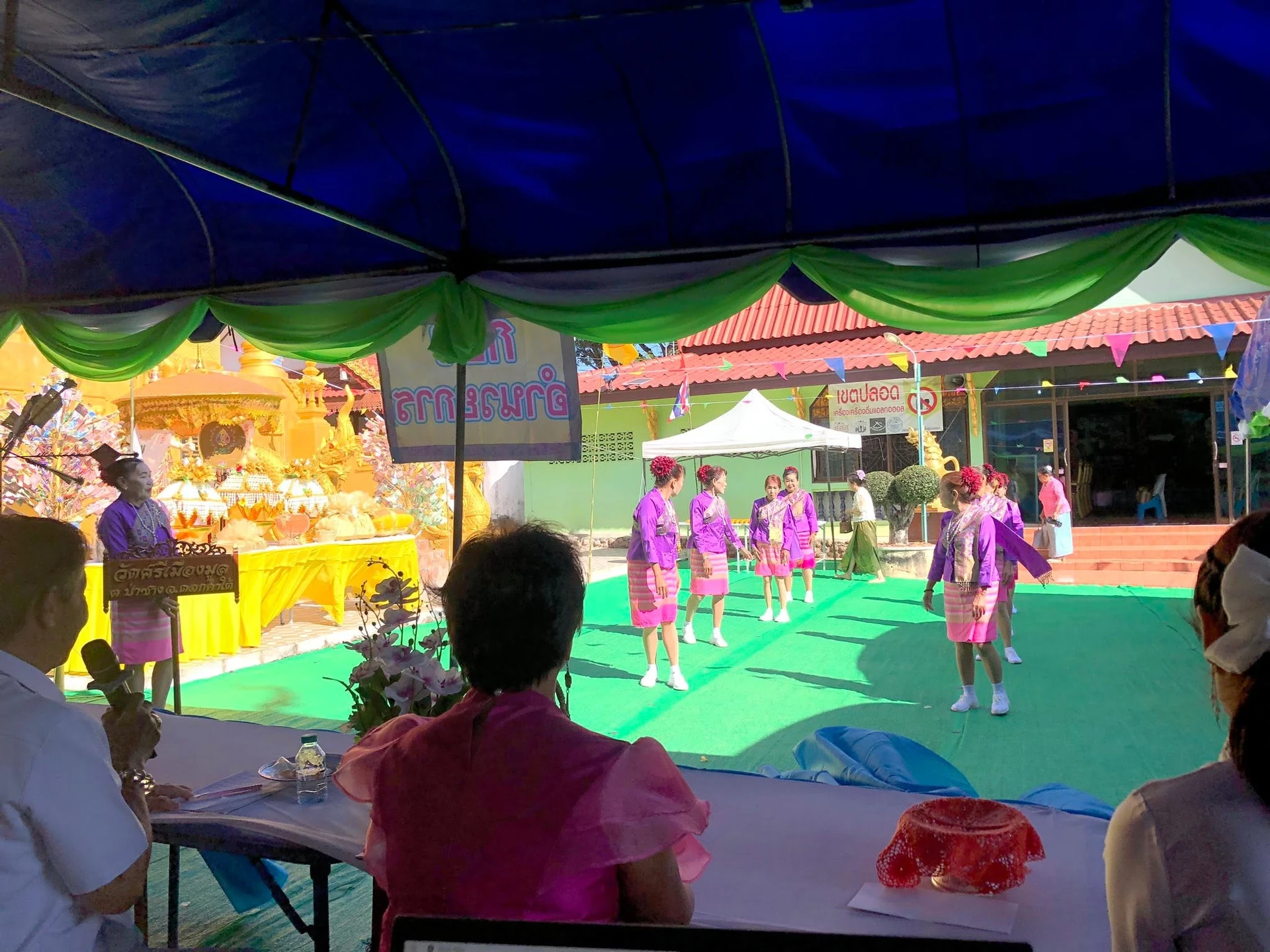 บรรยากาศพื้นที่การแสดงในบริเวณงานวัดหนองลาวจากรายงานรุ่นปี 2568