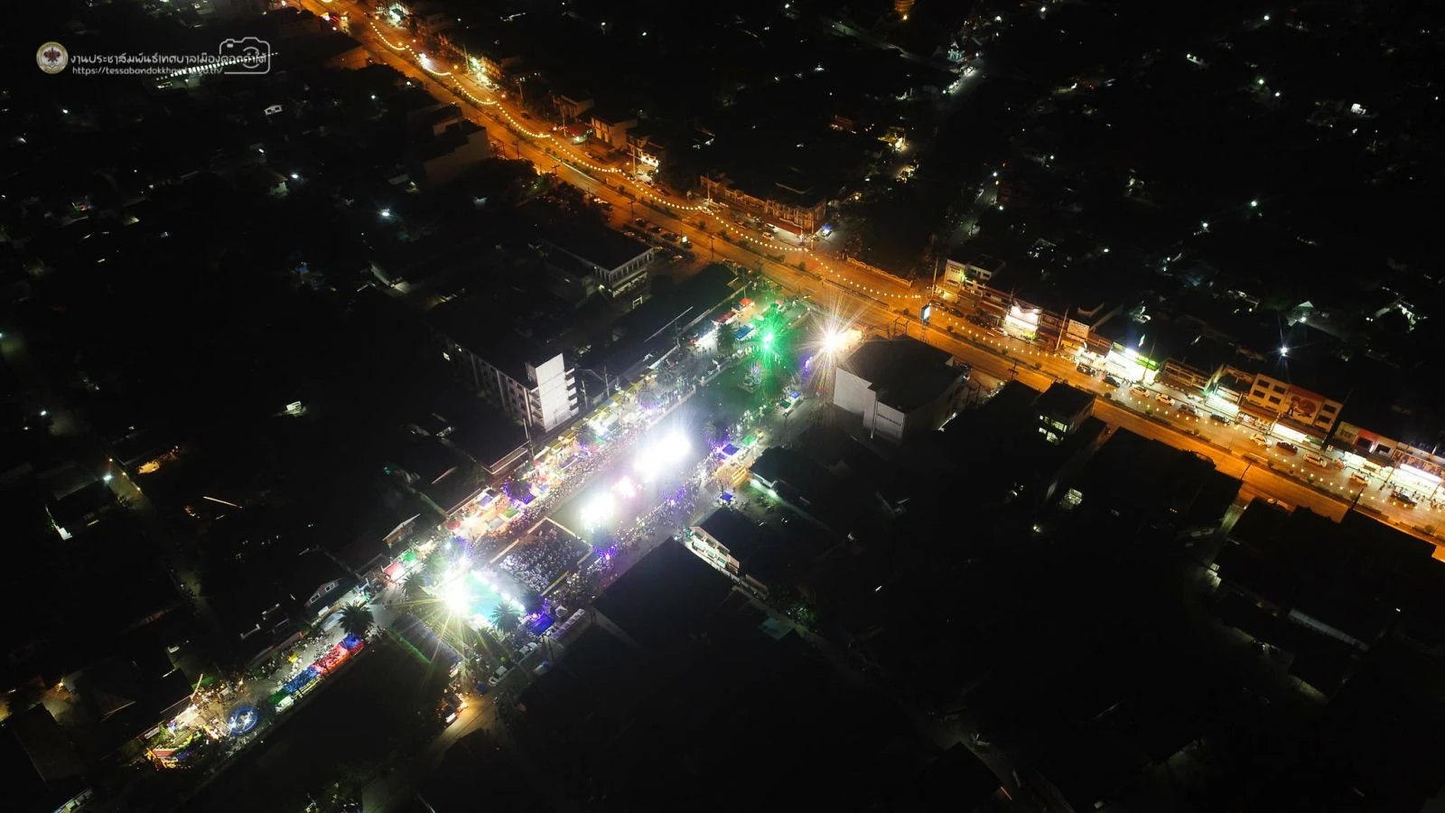 ภาพมุมสูงบริเวณงานและแนวถนนประดับไฟในงานร่องช้างมหานที รุ่นปี 2567