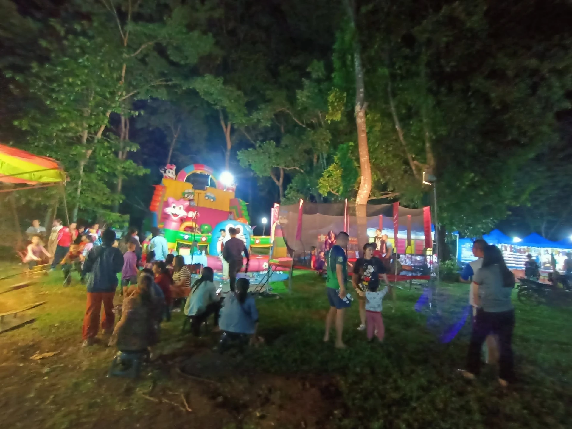 บรรยากาศพื้นที่กิจกรรมยามค่ำในงานลอยกระทงสวนรุกขชาติบ้านถ้ำ รุ่นปี 2567