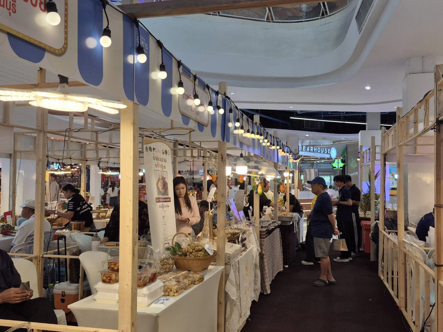 ทางเดินระหว่างแถวร้านค้าในเทศกาลอาหารภาคตะวันออก 2026 ที่โรบินสัน ไลฟ์สไตล์ ฉะเชิงเทรา
