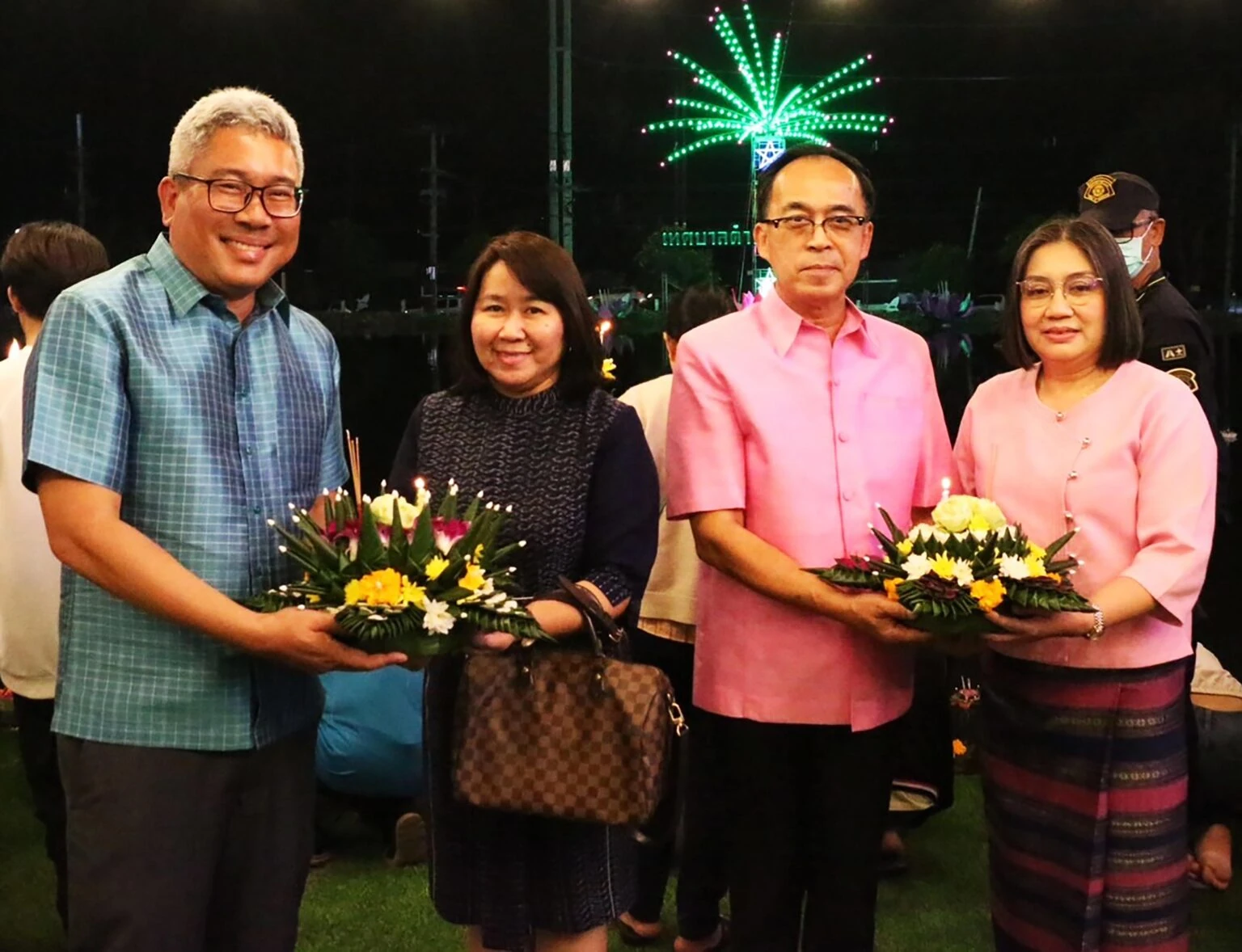ภาพถือกระทงจากรายงานลอยกระทงไร่สุวรรณของเดลินิวส์ ไม่ระบุปีถ่าย